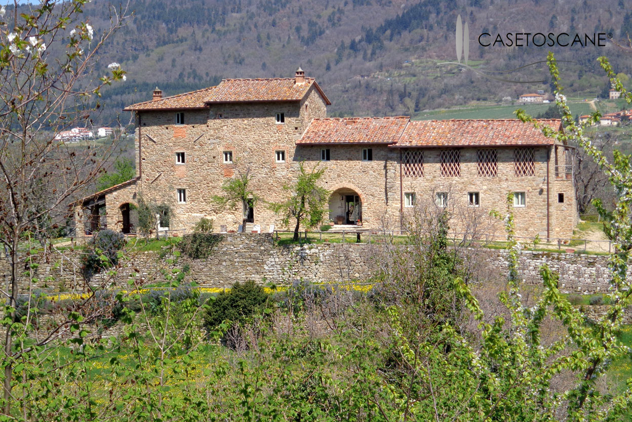 Agriturismo in antico casale del 1200 ristrutturato in magnifica posizione tra Arezzo e Firenze.
