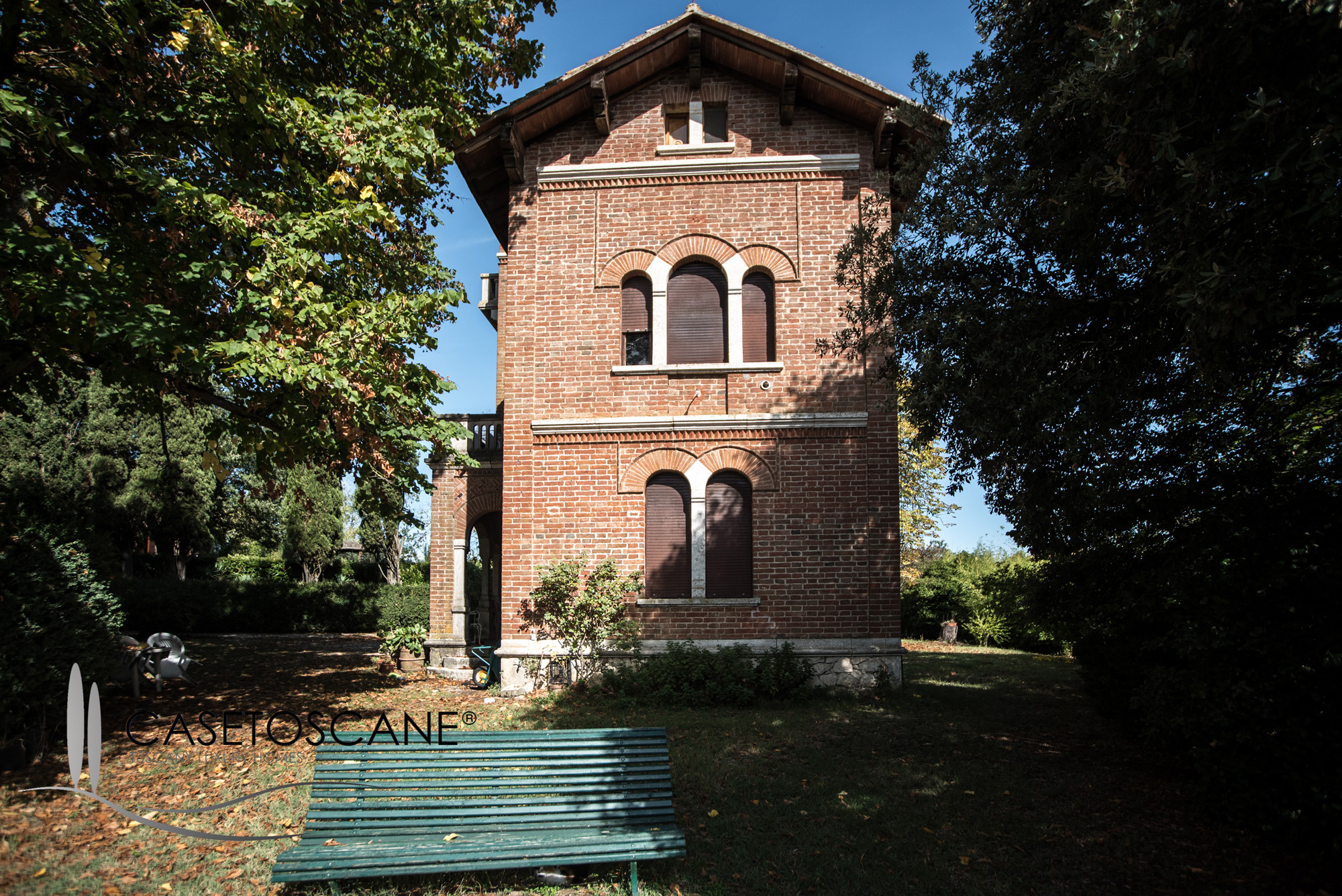 2930 - Proprietà di prestigio con villa liberty e casale ristrutturato, con accesso al lago di Montepulciano (Siena).