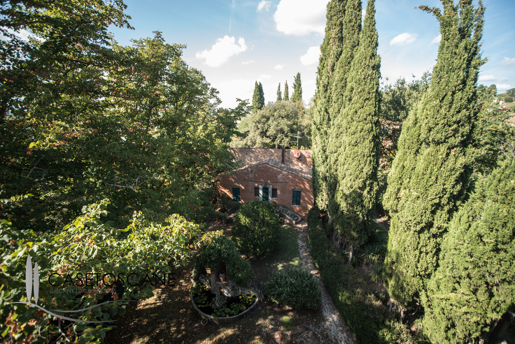 2930 - Proprietà di prestigio con villa liberty e casale ristrutturato, con accesso al lago di Montepulciano (Siena).