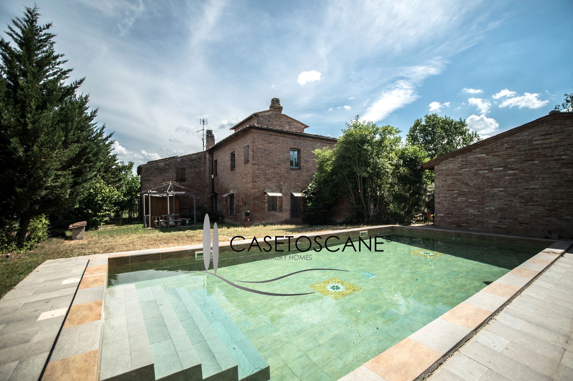 3109 - Antico casale di fine '700 di mq.580 ristrutturato, con tre appartamenti, piscina e piccolo vigneto a "Nobile" a Montepulciano (SI).
