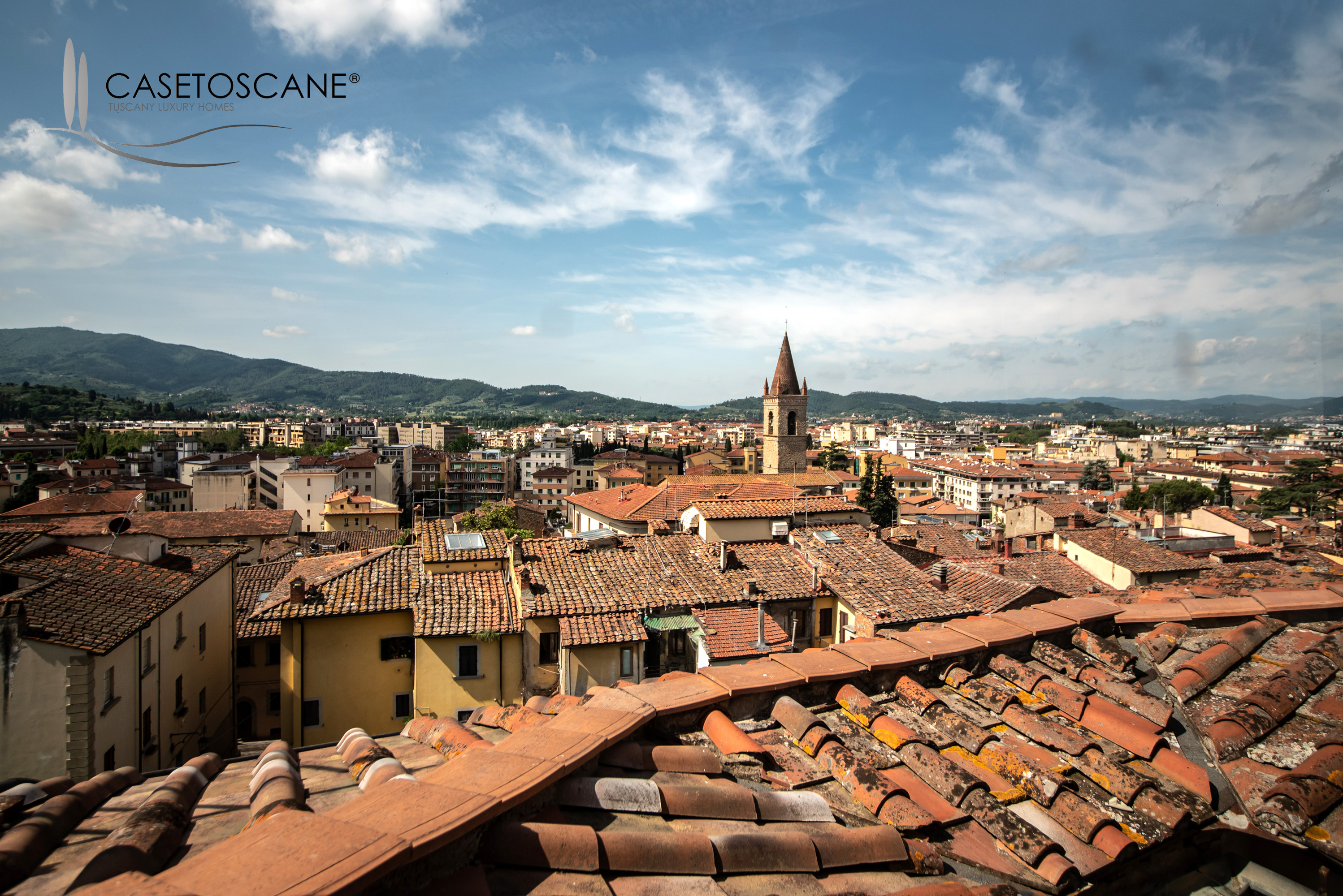 A711 - In edificio storico del 1500, mansarda di mq.90 completamente da ristrutturare al 3°P con due balconi e magnifica vista nel centro storico di Arezzo.