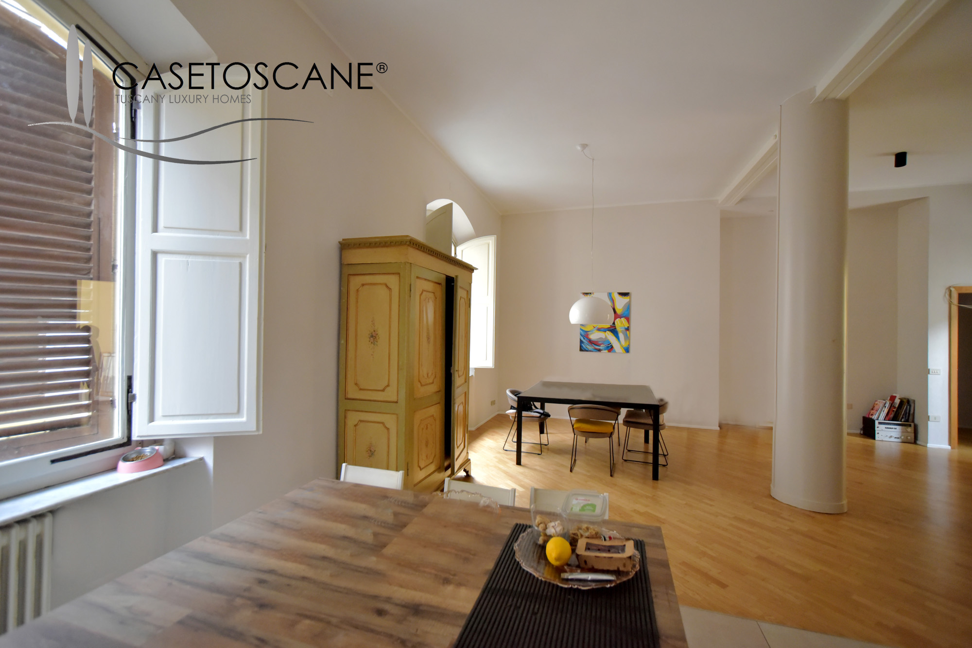 A760 - Ampio appartamento recentemente ristrutturato di mq.130 con cortile privato di mq.40 in palazzo di storico nel centro storico di Arezzo.