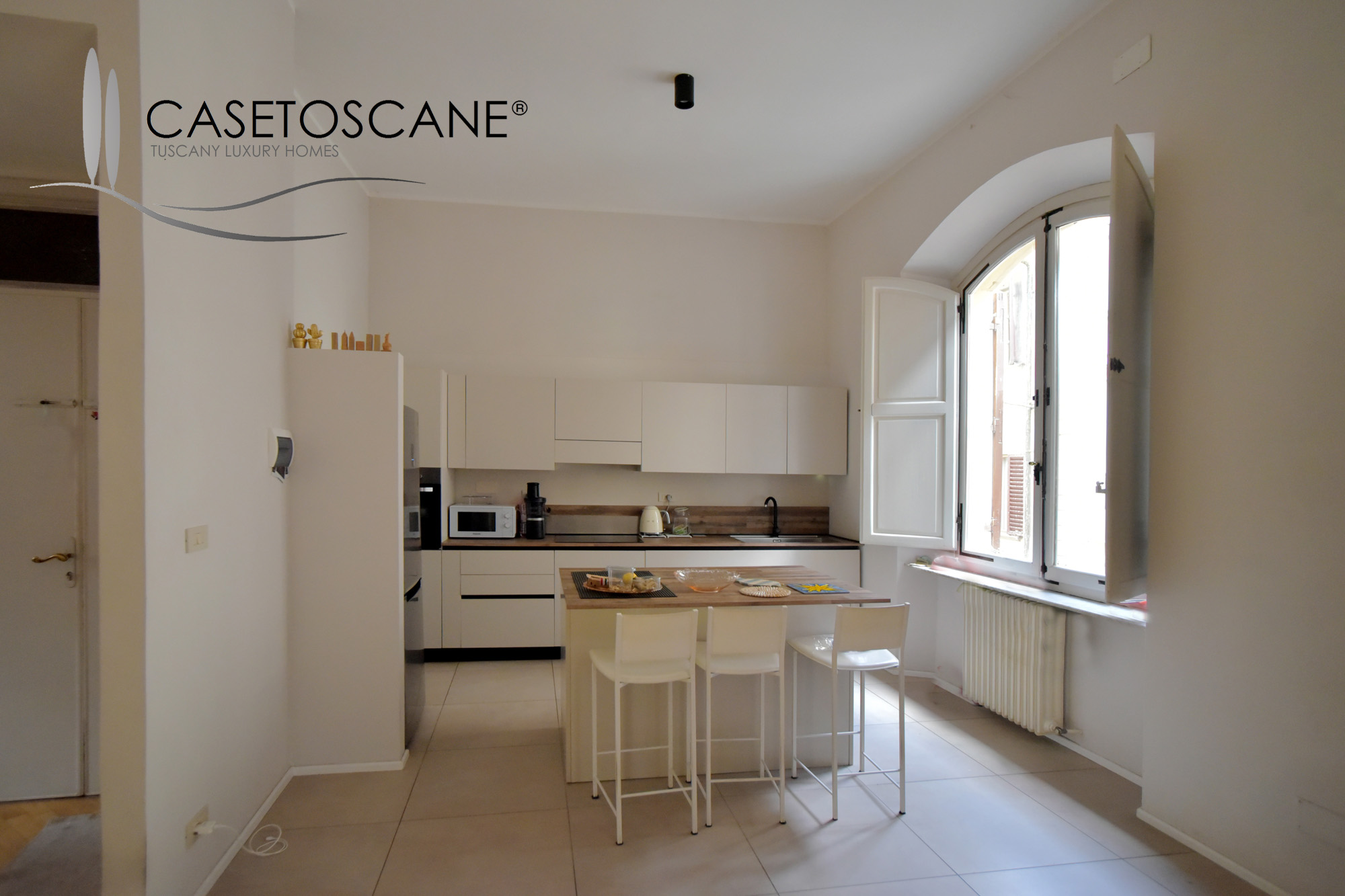 A760 - Ampio appartamento recentemente ristrutturato di mq.130 con cortile privato di mq.40 in palazzo di storico nel centro storico di Arezzo.