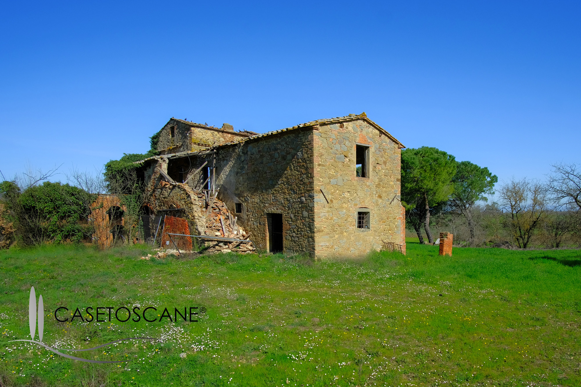 3182 - Antico casale completamente da ristrutturare, di circa mq.200 con ampio terreno agricolo di ha.2 con olivi e seminativo a Lucignano (AR).