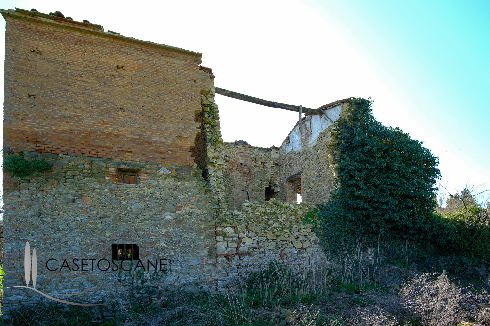 3182 - Antico casale completamente da ristrutturare, di circa mq.200 con ampio terreno agricolo di ha.2 con olivi e seminativo a Lucignano (AR).