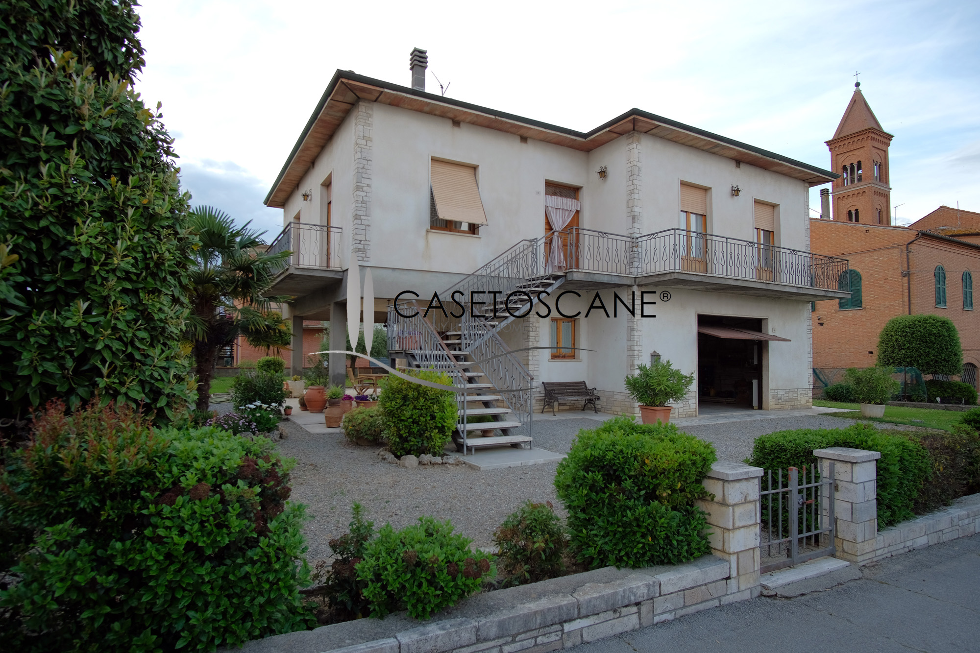 3186 - Villetta singola di mq.280 con ampio garage, taverna, appartamento con 4 camere e giardino privato a Montepulciano Stazione (SI).