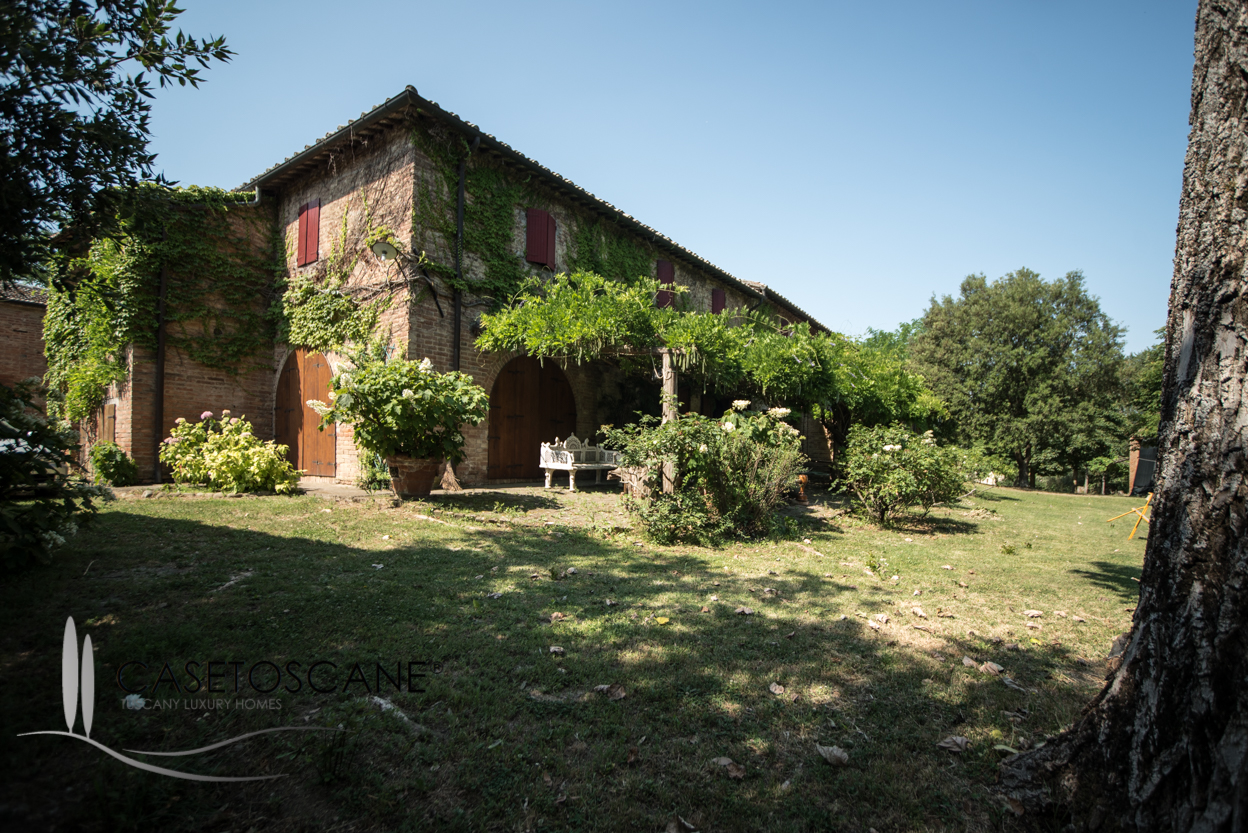 2061 - Antico casale ristrutturato con dependance e parco privato a Chiusi (SI).