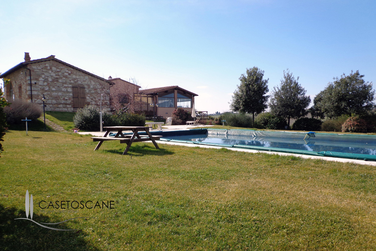 Agriturismo in casale ristrutturato con piscina nelle Crete senesi (Siena).