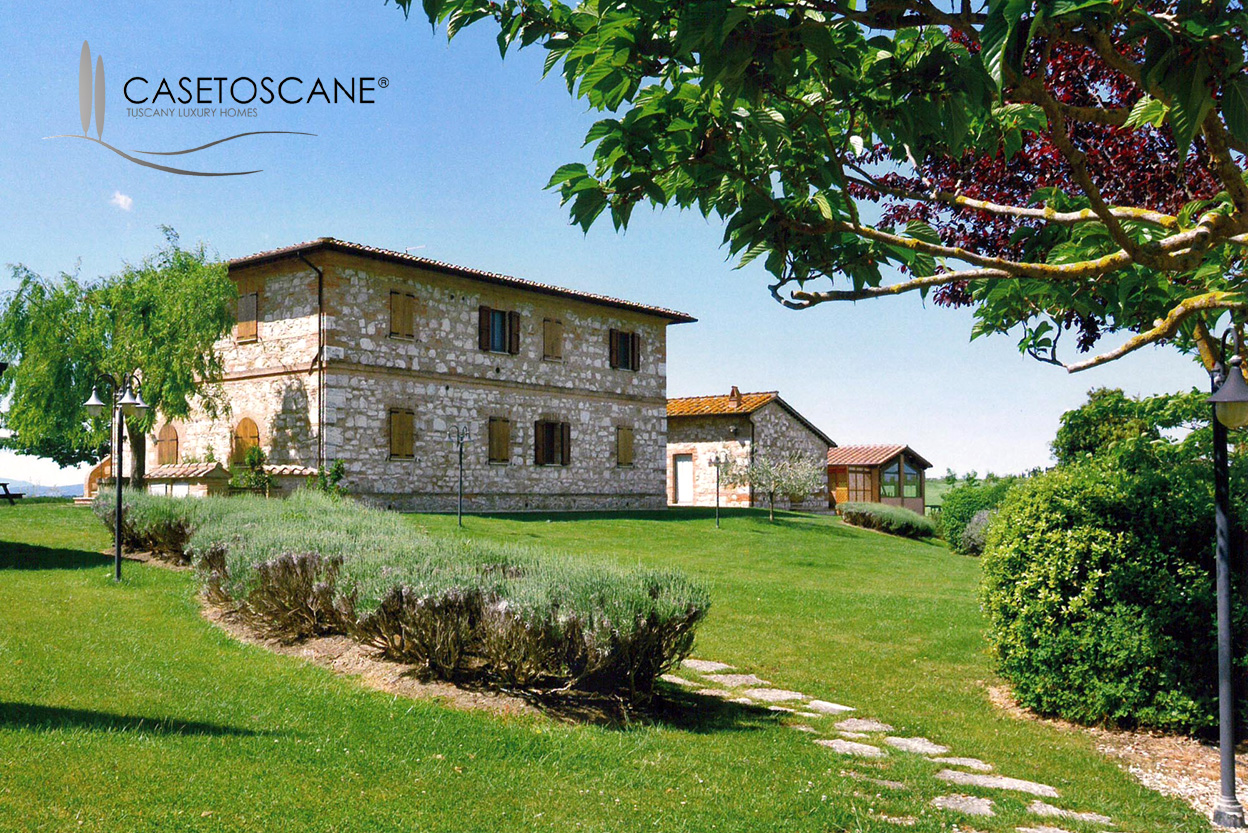 Agriturismo in casale ristrutturato con piscina nelle Crete senesi (Siena).