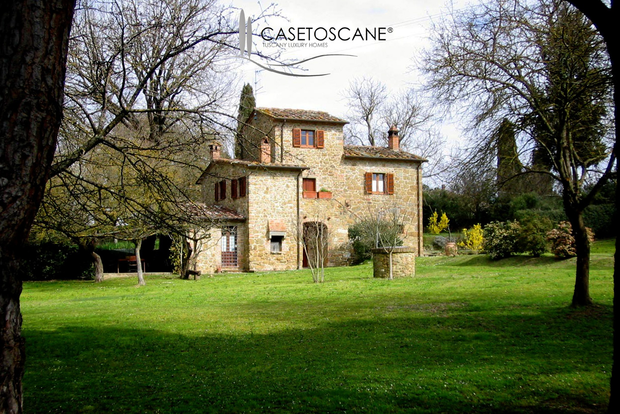 Tipico casale toscano ristrutturato con parco a Lucignano (Arezzo)