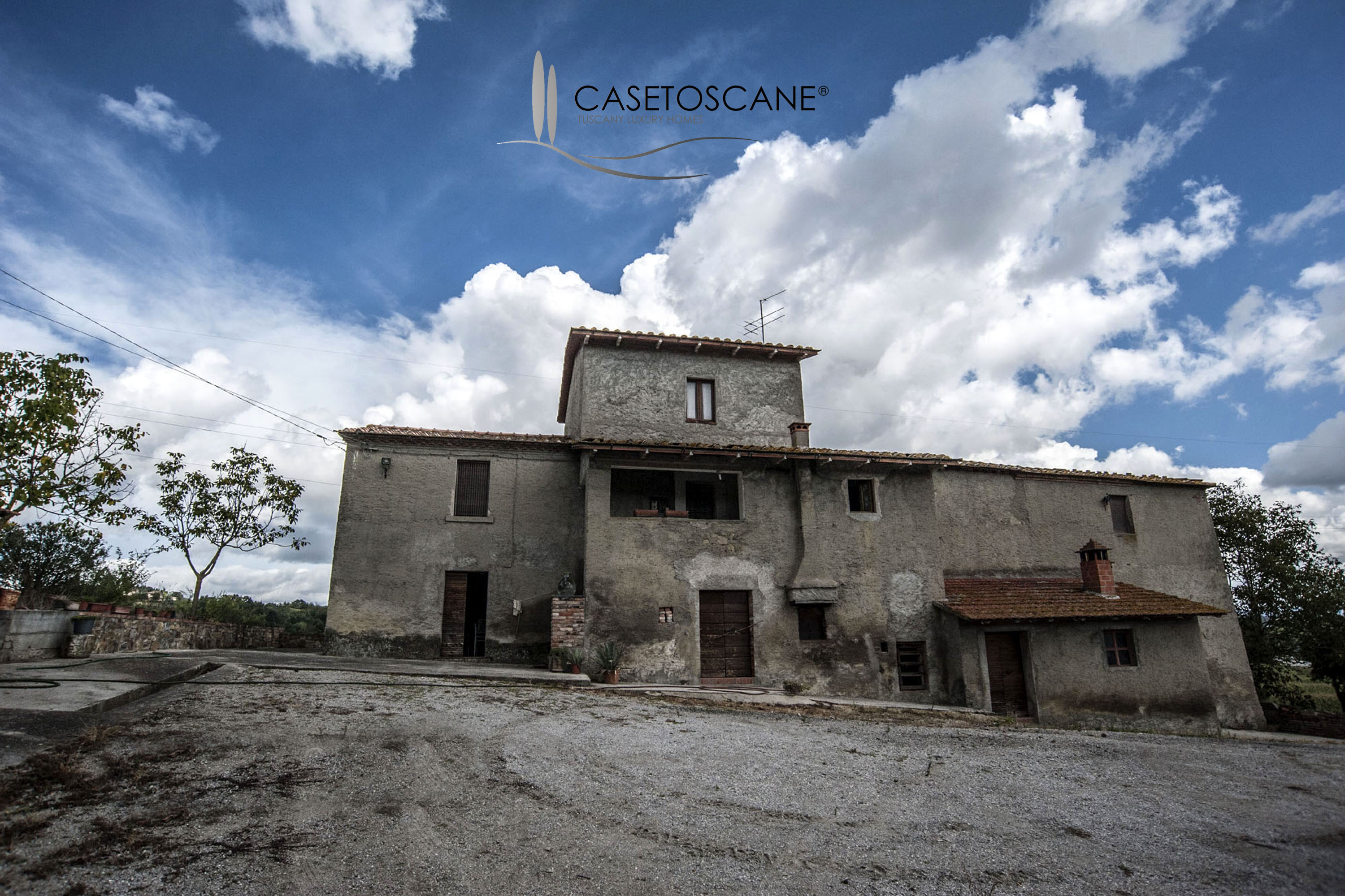 2708 - Casale tipico da ristrutturare con annessi e terreno agricolo a Lucignano (Arezzo)