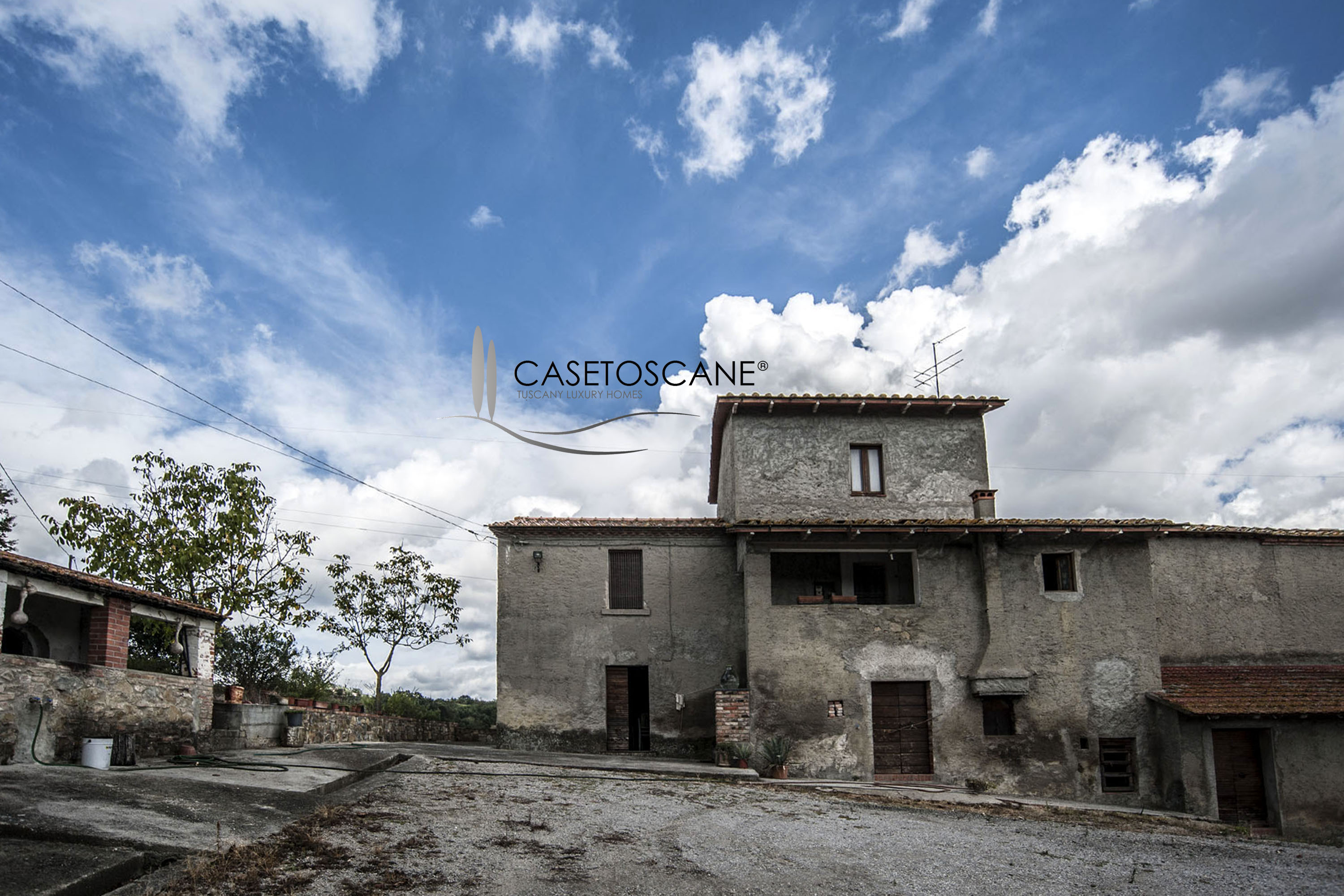 2708 - Casale tipico da ristrutturare con annessi e terreno agricolo a Lucignano (Arezzo)