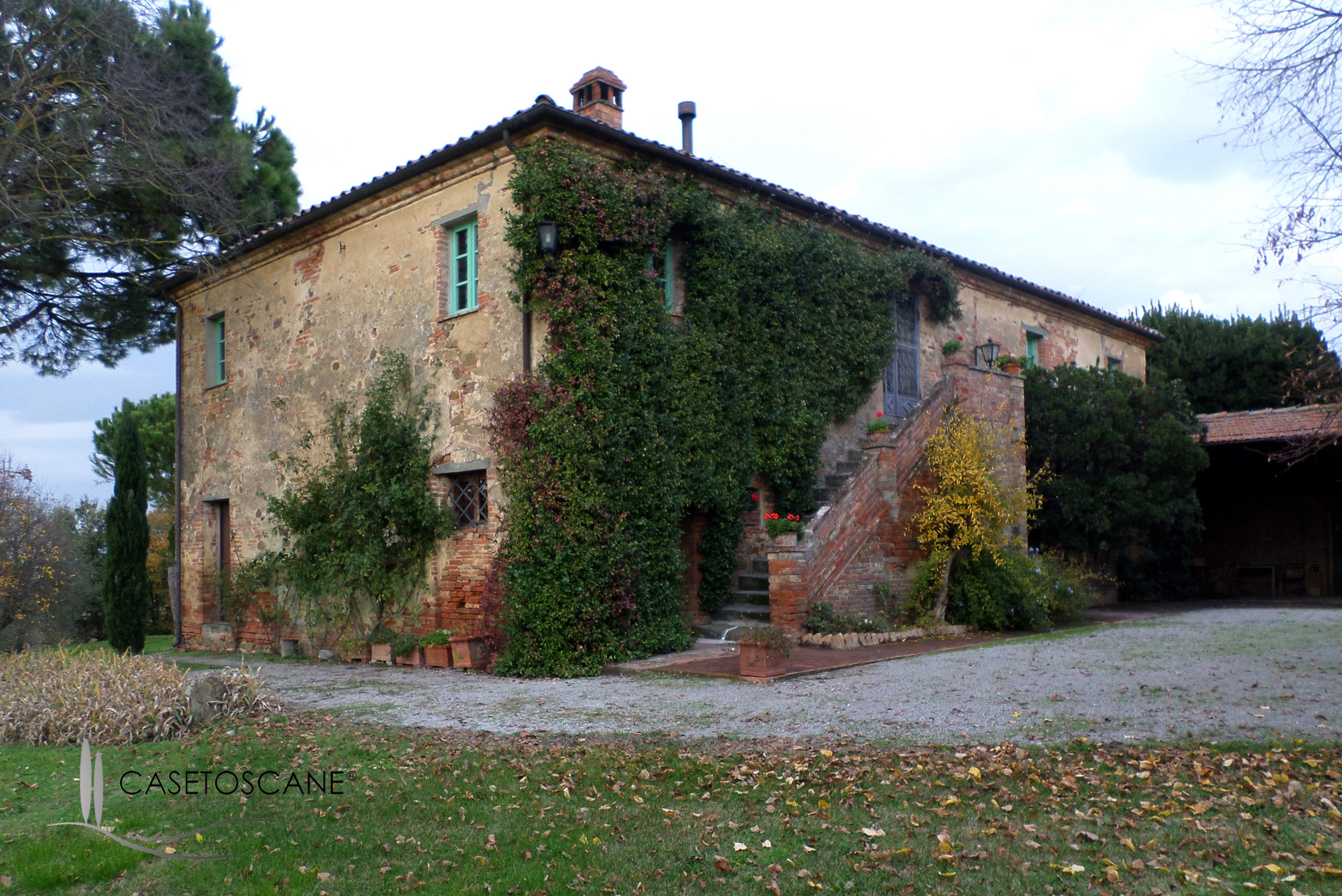 Azienda agricola vinicola con casale ristrutturato tra Cortona (Arezzo) e Montepulciano (Siena)