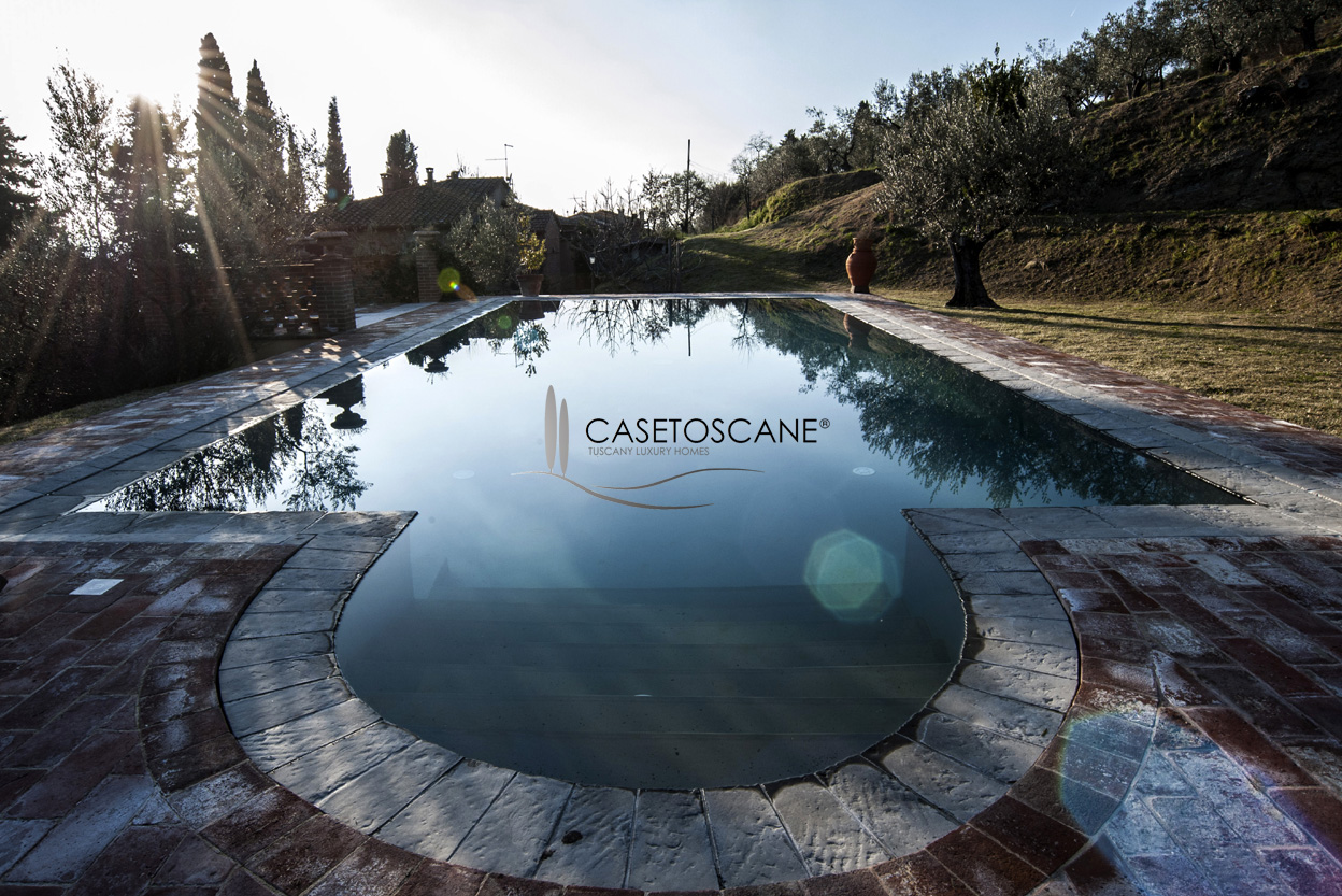 2747 - Casale in ottime condizioni in posizione collinare, con piscina, a Castiglion Fiorentino(Ar)