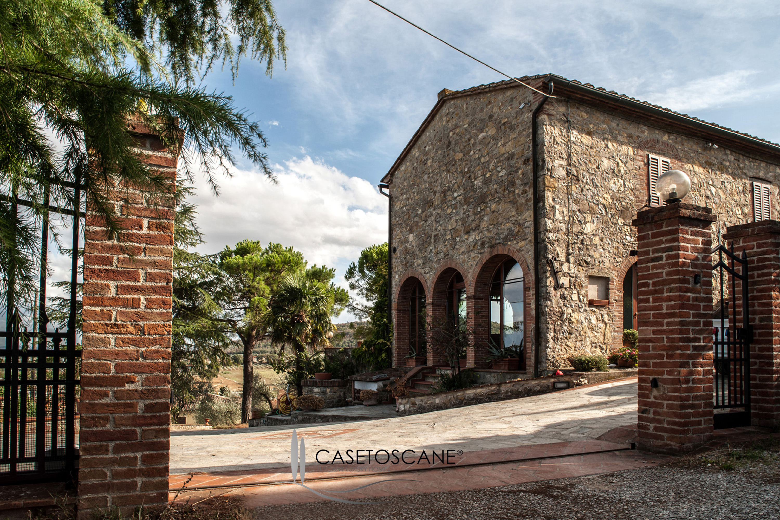 Casale in pietra in posizione panoramica, con parco, nelle colline di Sinalunga (Siena)