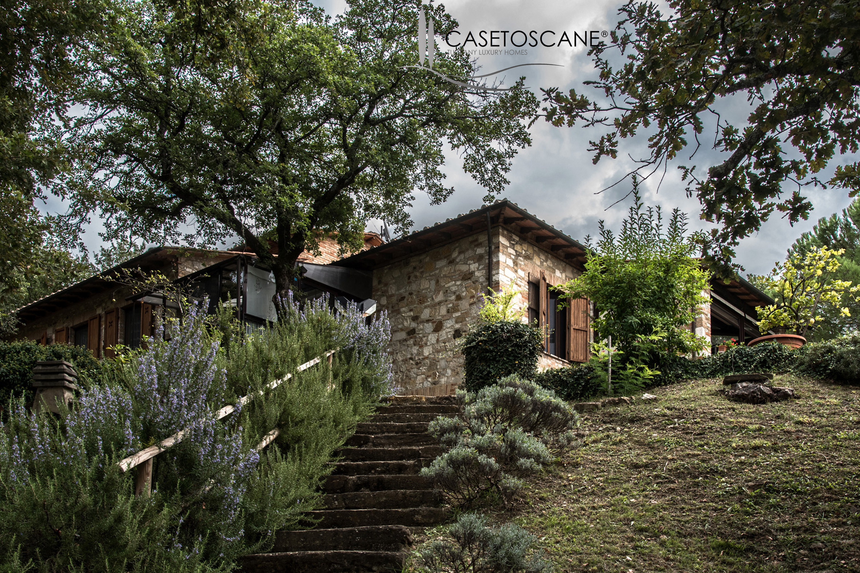 Villa con due appartamenti, piscina e parco, nelle colline di Radda in Chianti (Siena)