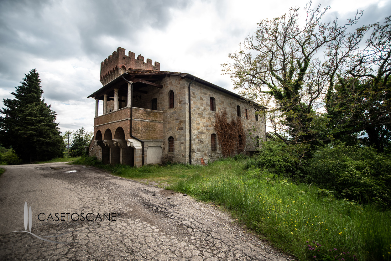 2891 - Azienda agricola di circa ha.200 con piccolo castello e due casali nel basso Casentino (Arezzo).