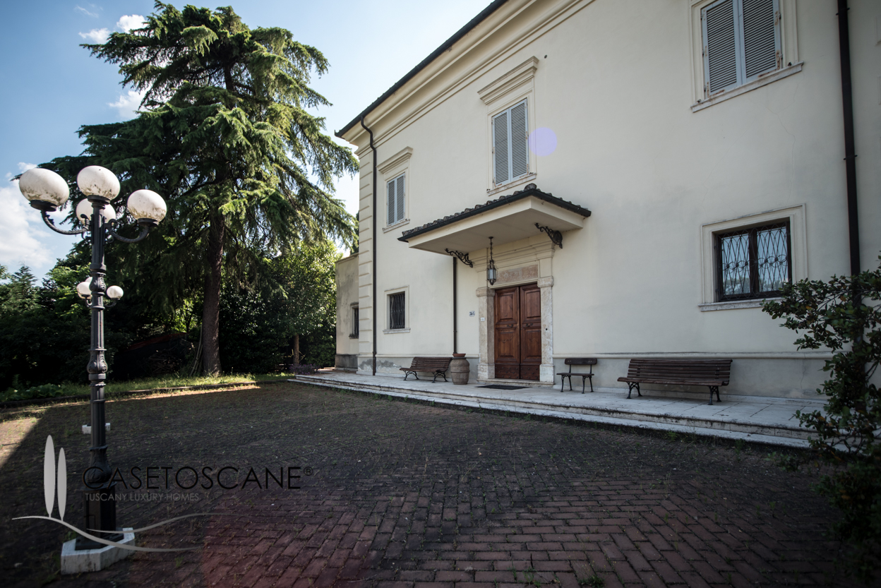 Villa ristrutturata di mq.600 con parco privato in ottima posizione riservata a Sinalunga (Siena)