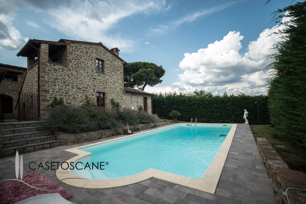 Casale con dependance e piscina a Monte San Savino (Arezzo)