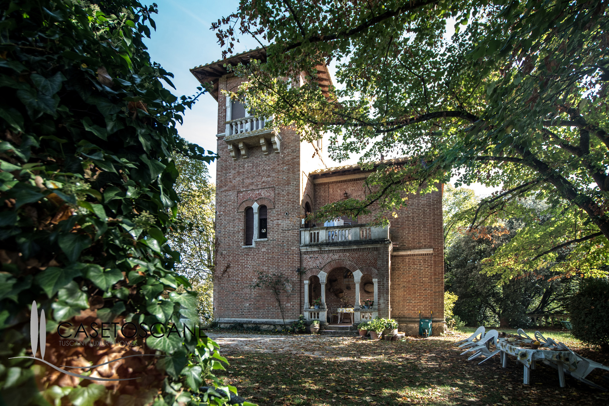 2930 - Proprietà di prestigio con villa liberty e casale ristrutturato, con accesso al lago di Montepulciano (Siena).