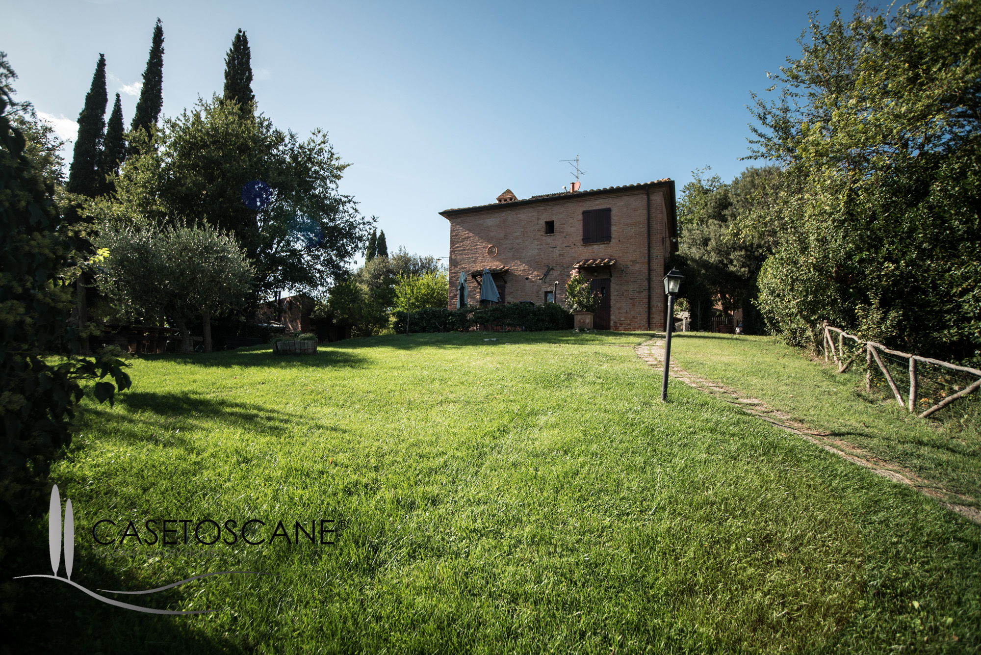 2930 - Proprietà di prestigio con villa liberty e casale ristrutturato, con accesso al lago di Montepulciano (Siena).