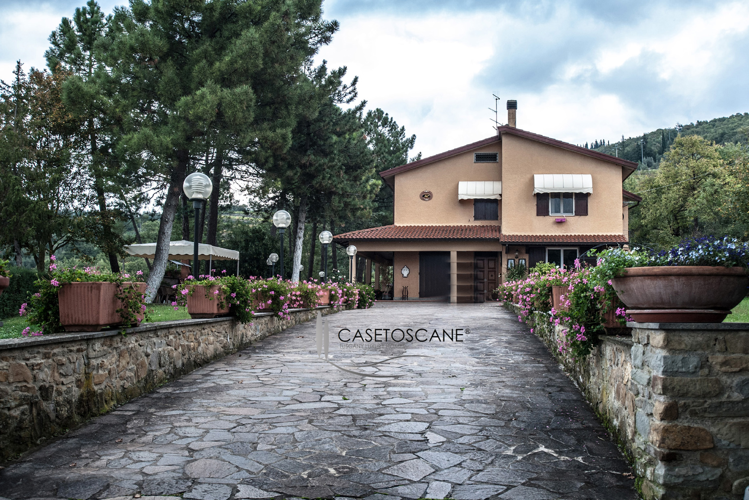 Villa singola in collina con due unità a due passi da Arezzo