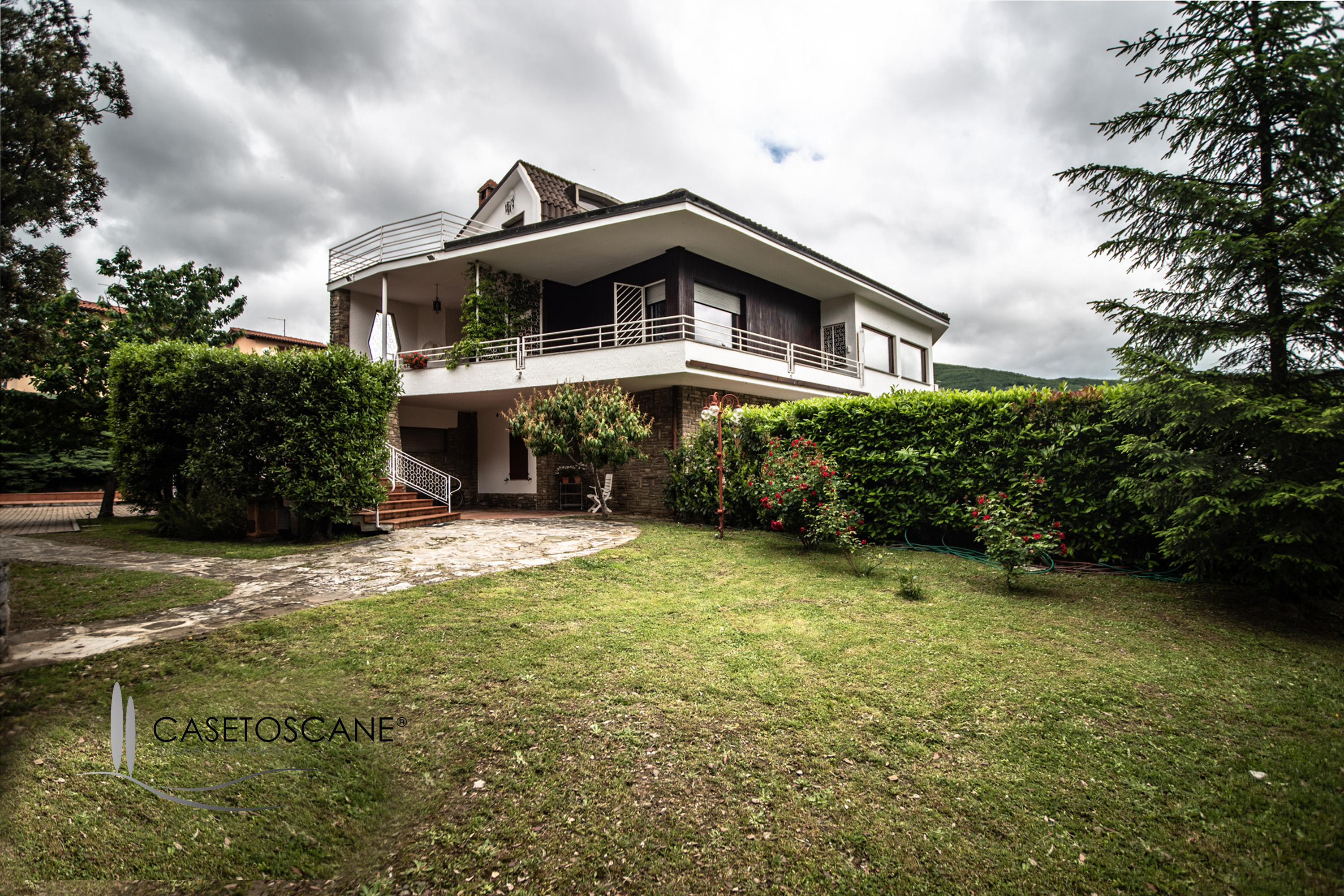 Porzione di villa signorile con parco e piscina a Loro Ciuffenna