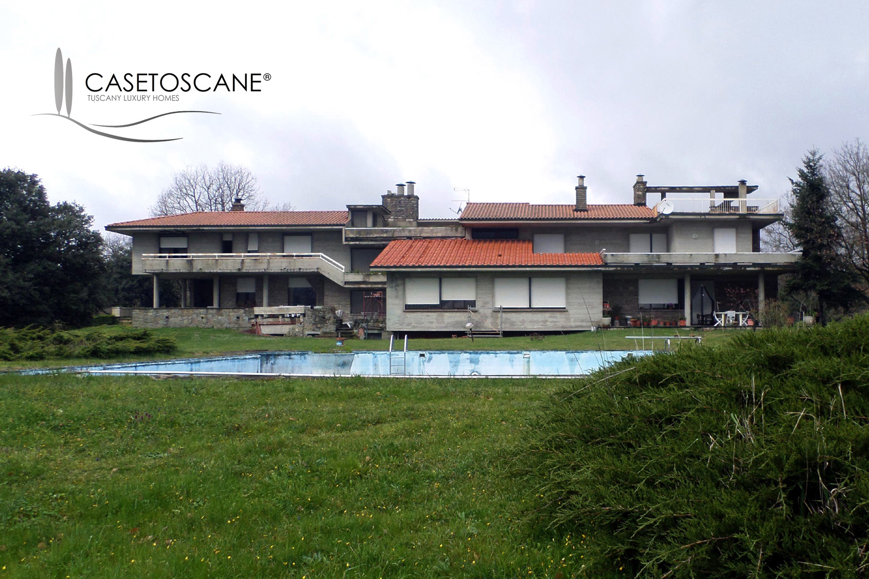 Villa con piscina parzialmente da ristrutturare sulle colline di Monte San Savino (AR)