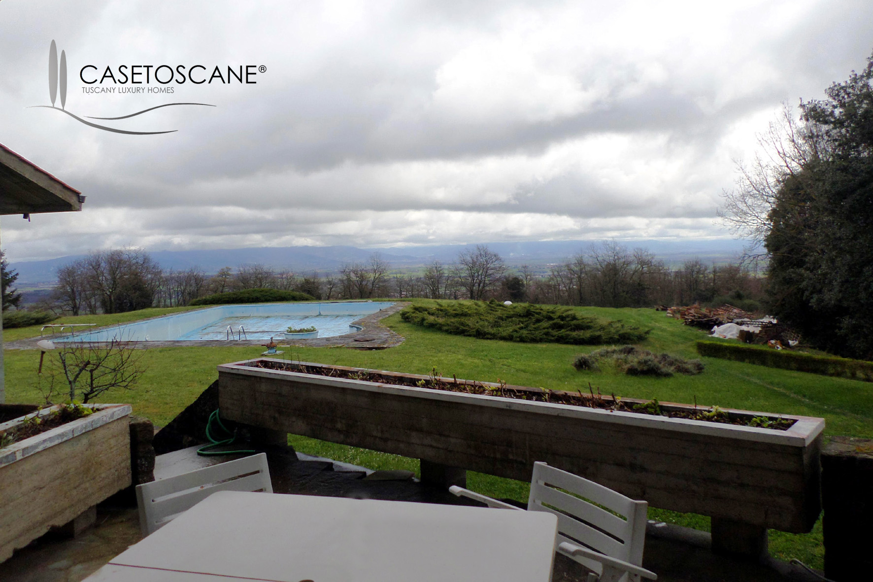 Villa con piscina parzialmente da ristrutturare sulle colline di Monte San Savino (AR)