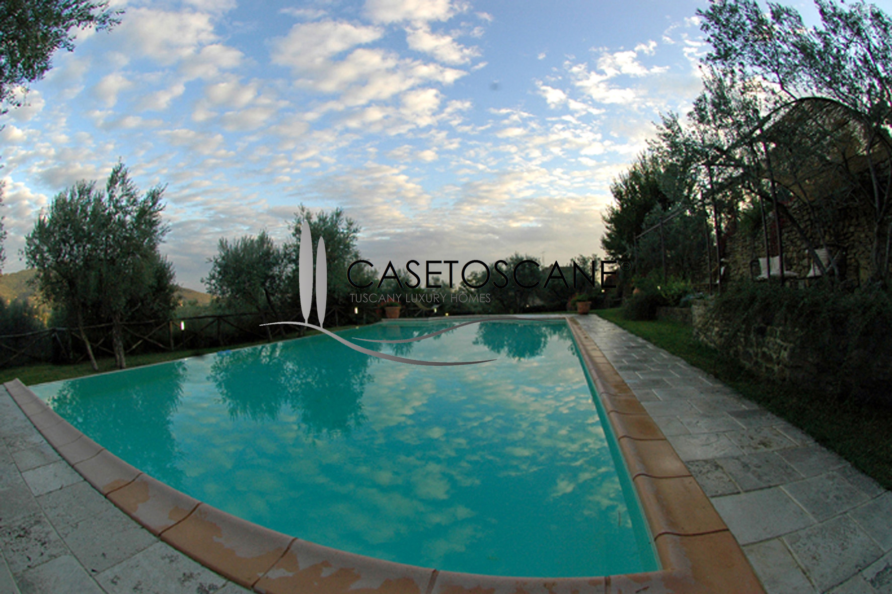 1000 - Casale ristrutturato con due appartamenti, parco e piscina nelle colline di Cortona (AR).