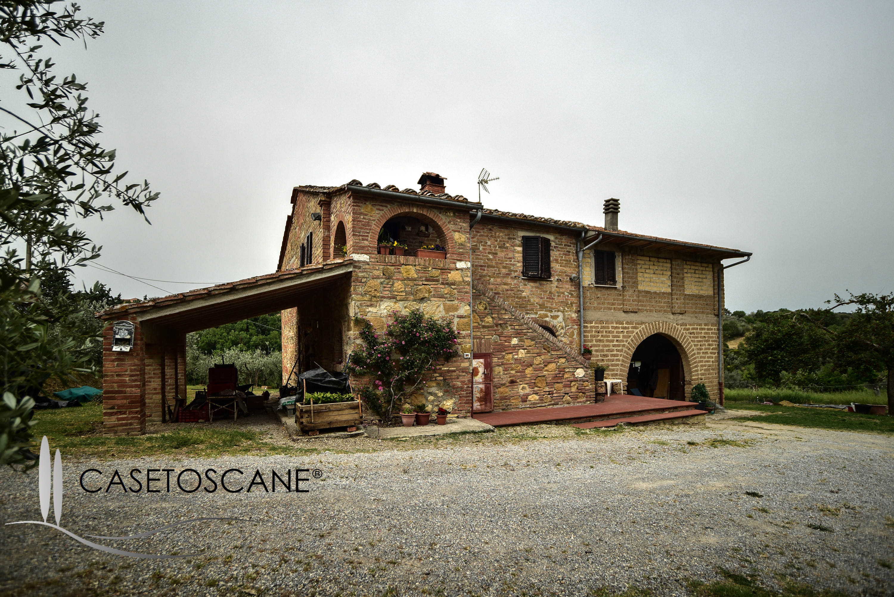 2976 - Antico casale in magnifica posizione a due passi dal centro storico di Montepulciano (SI).