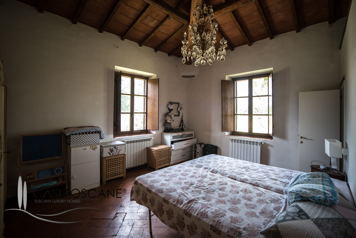 2899 - Antico casale in buone condizioni con dependance e ha.4 di terreno a Lucignano (AR).