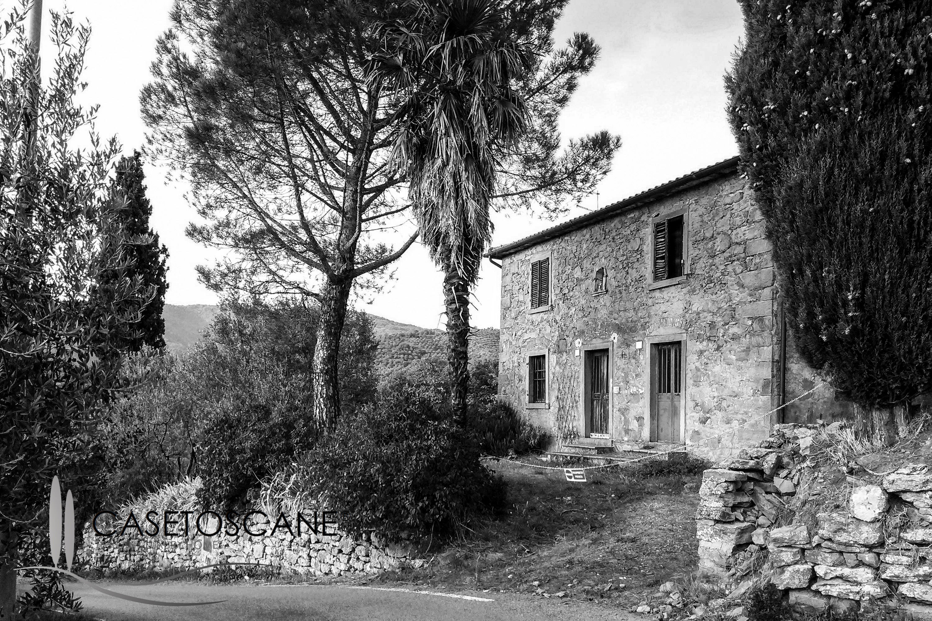2503 - Tipico casale toscano da ristrutturare in magnifica posizione dominante a Castiglion Fiorentino (AR).