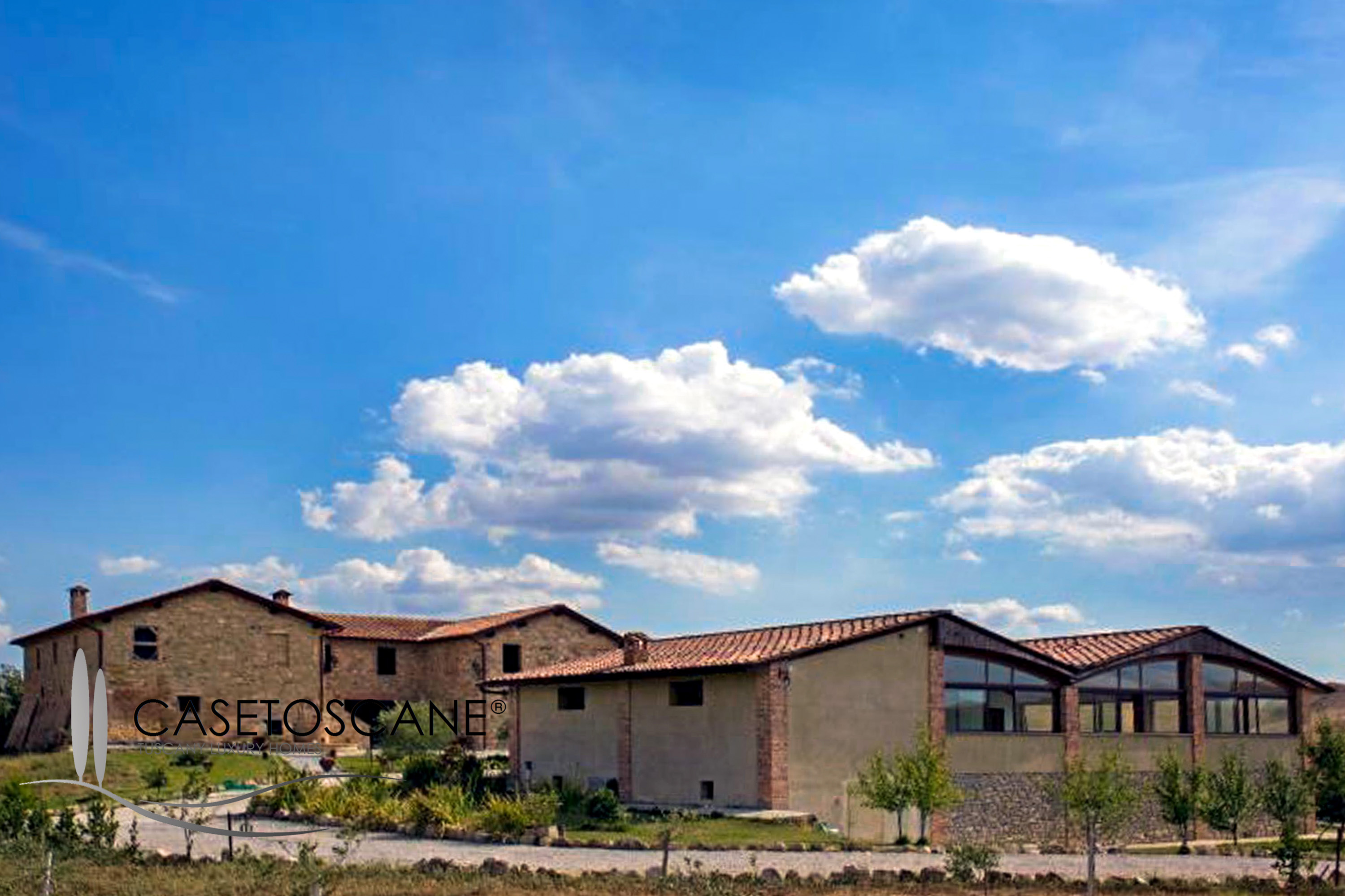 3006 - Casale ristrutturato al grezzo con dependance e piscina coperta nelle Crete Senesi.