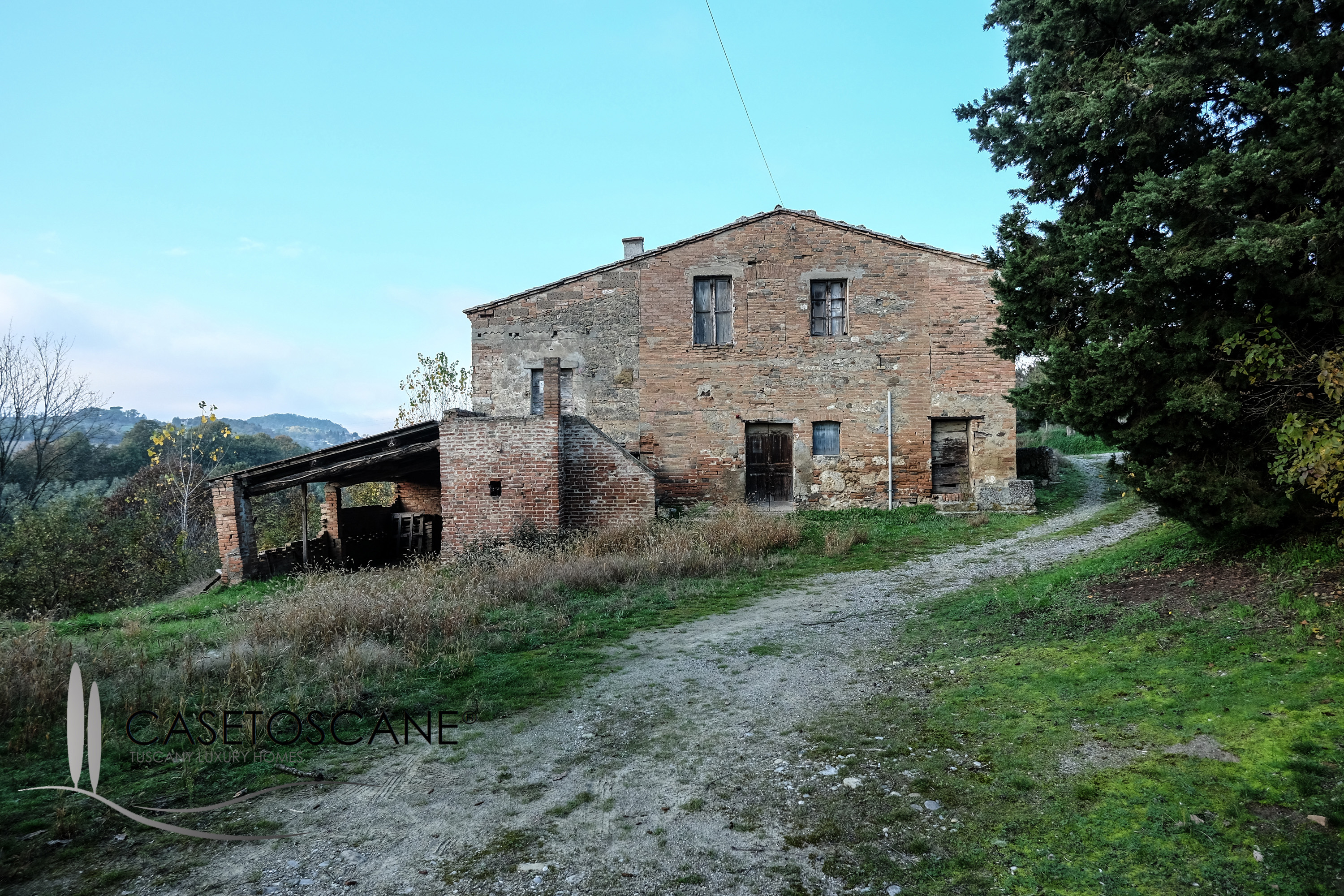 3033 - Casale di mq.350 da ristrutturare con terreno in bellissima posizione collinare a Chiusi (SI).