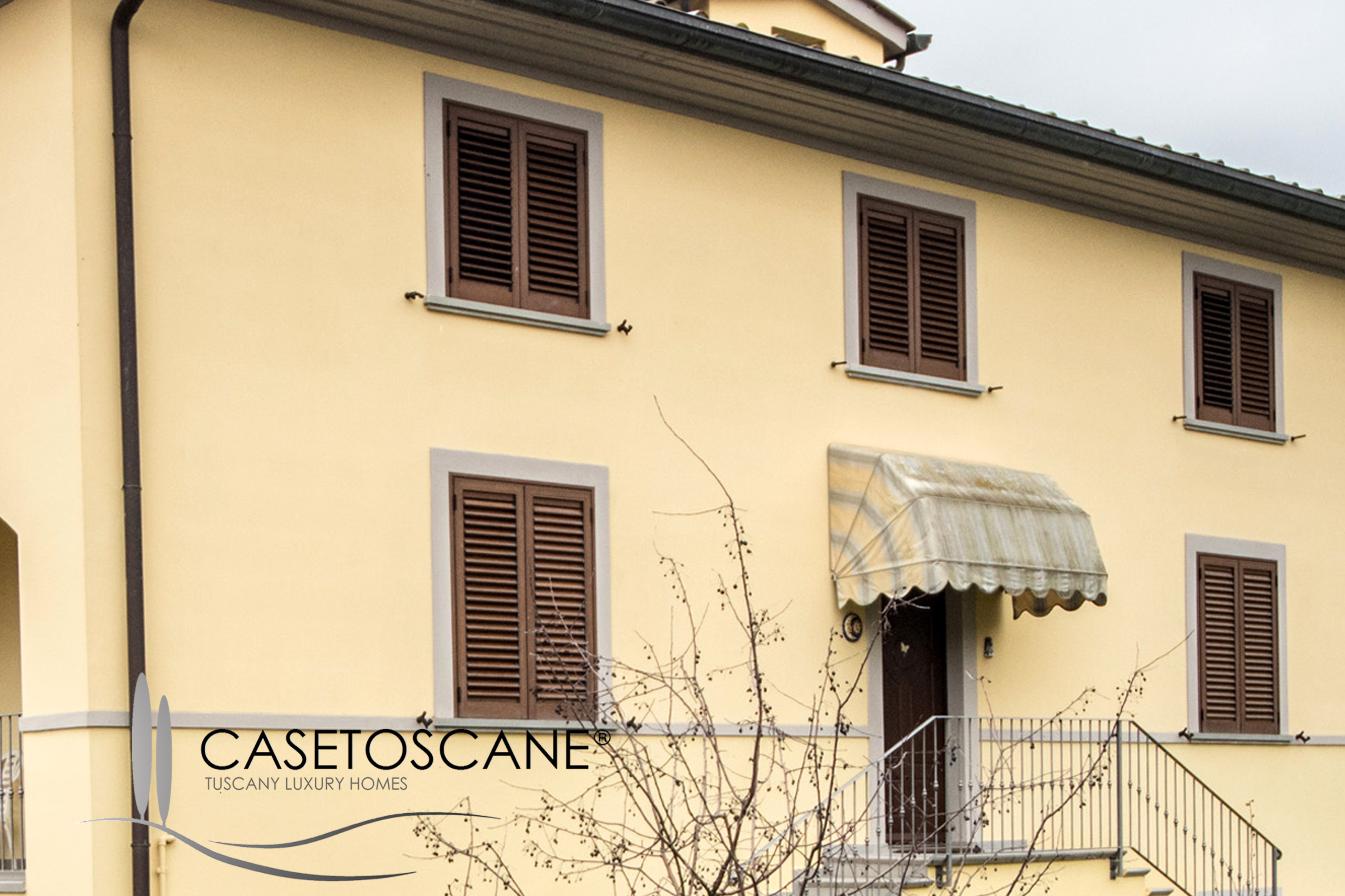 S245 - Villa singola di mq.380, recente costruzione, predisposta per due nuclei abitativi, con bel giardino e taverna, a soli 10' da Arezzo