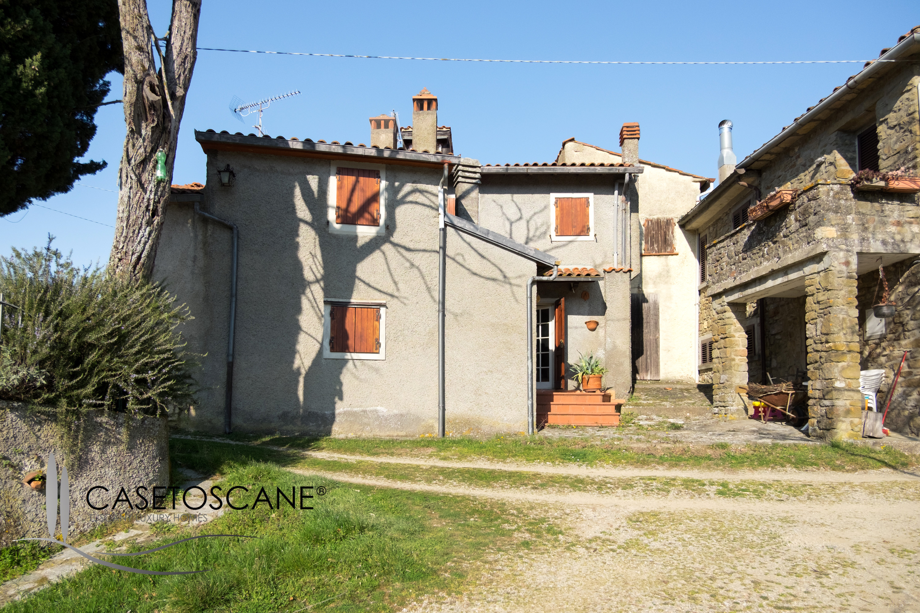 T134 - Antico terratetto in buone condizioni di mq.120 con giardino privato in piccolo borgo del 1400 nelle colline di Arezzo.