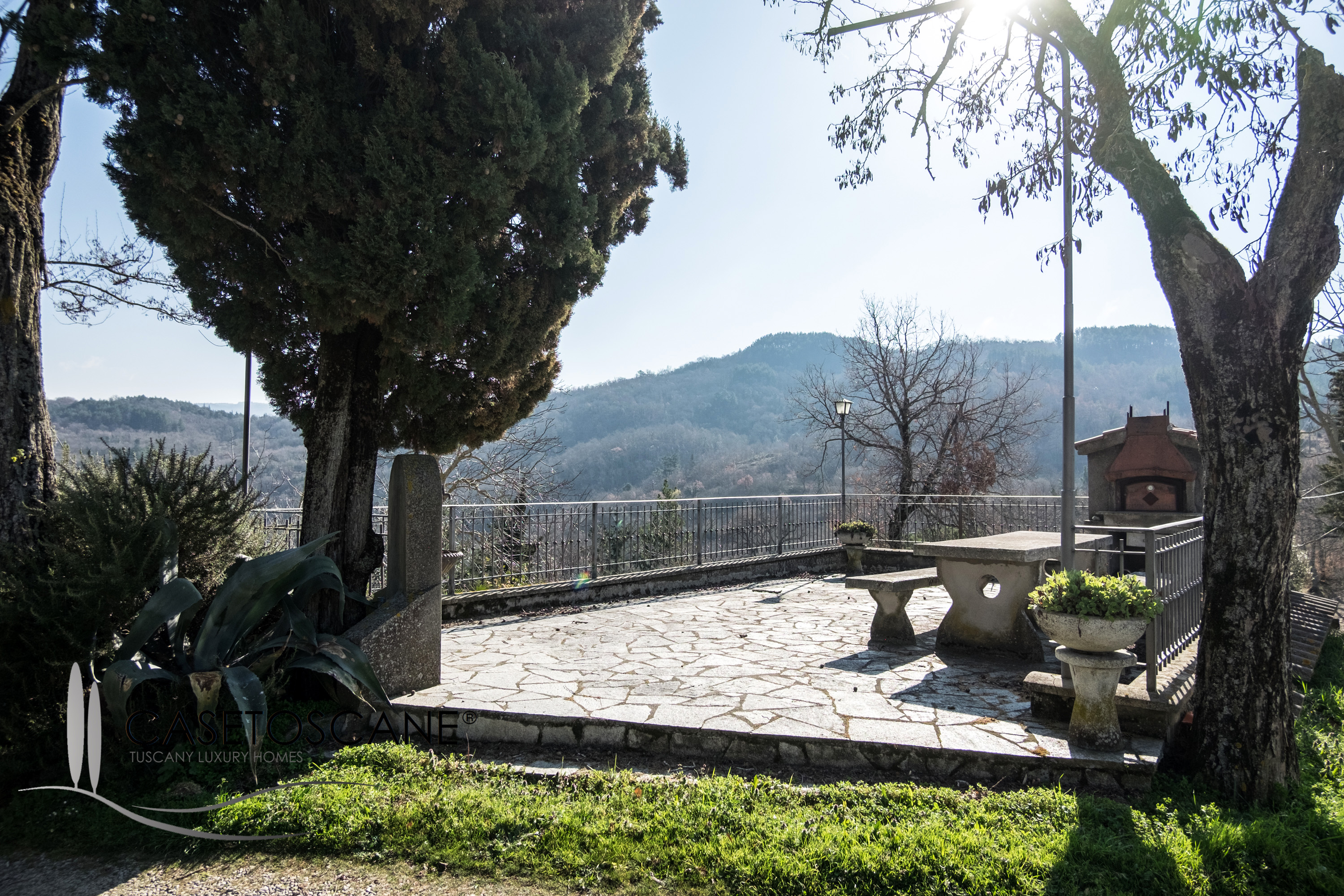 T134 - Antico terratetto in buone condizioni di mq.120 con giardino privato in piccolo borgo del 1400 nelle colline di Arezzo.