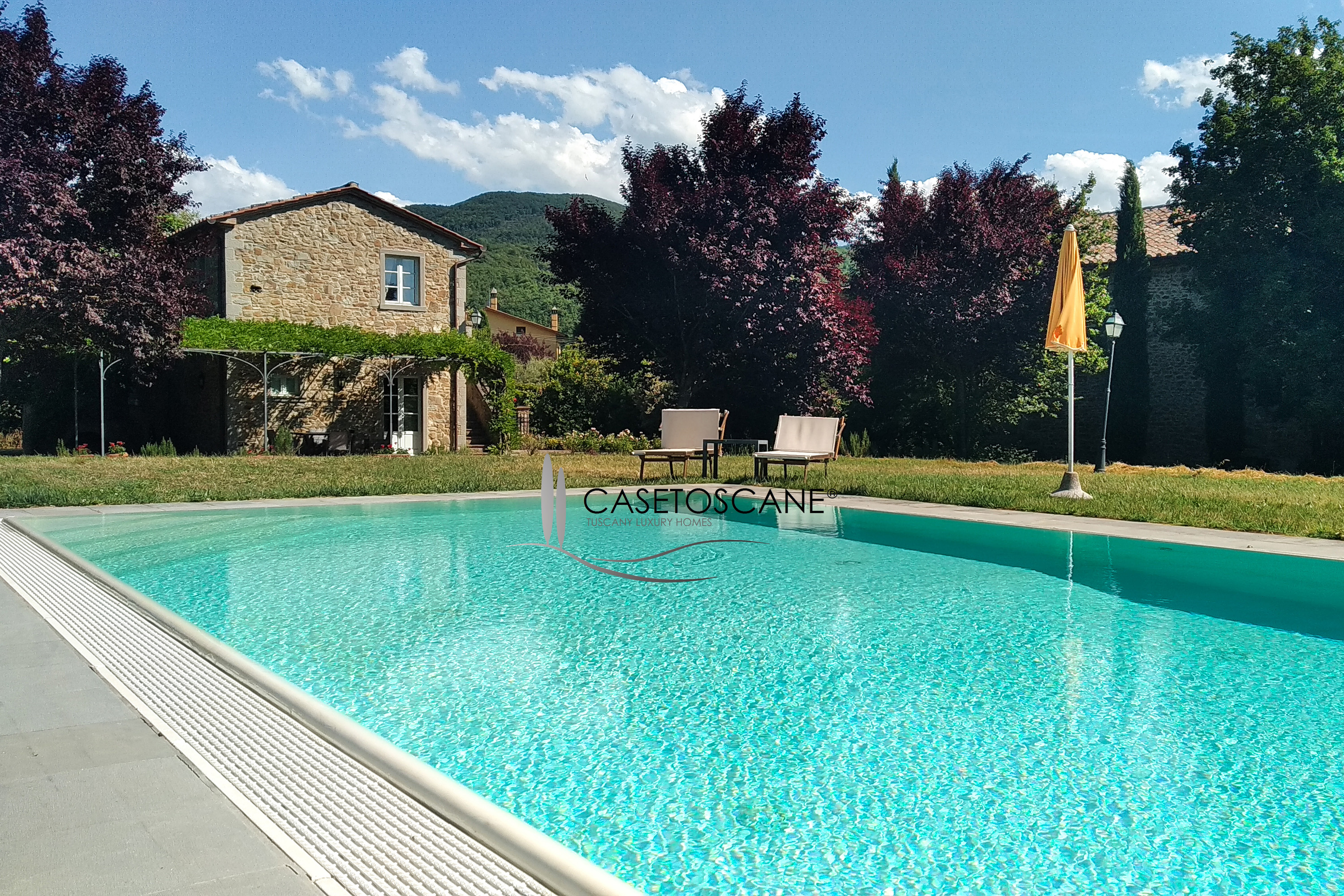 2740 - Casale in pietra di metà 1800, perfettamente ristrutturato, mq.130, parco mq.3500 con piscina nella campagna intorno a Cortona (AR).