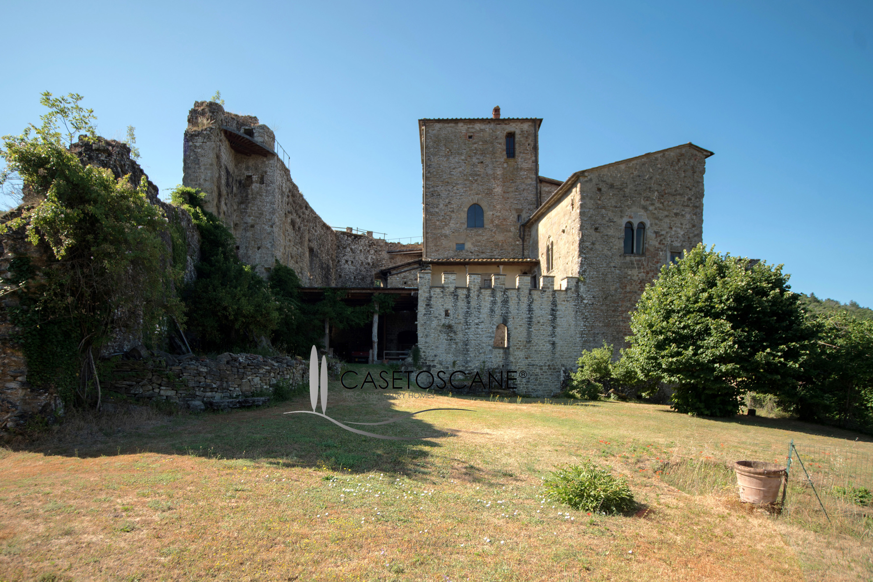 3077 - Antico castello dell'anno 1000 di mq.700 circa in buone condizioni in posizione dominante nella magnifica area del Casentino (AR).