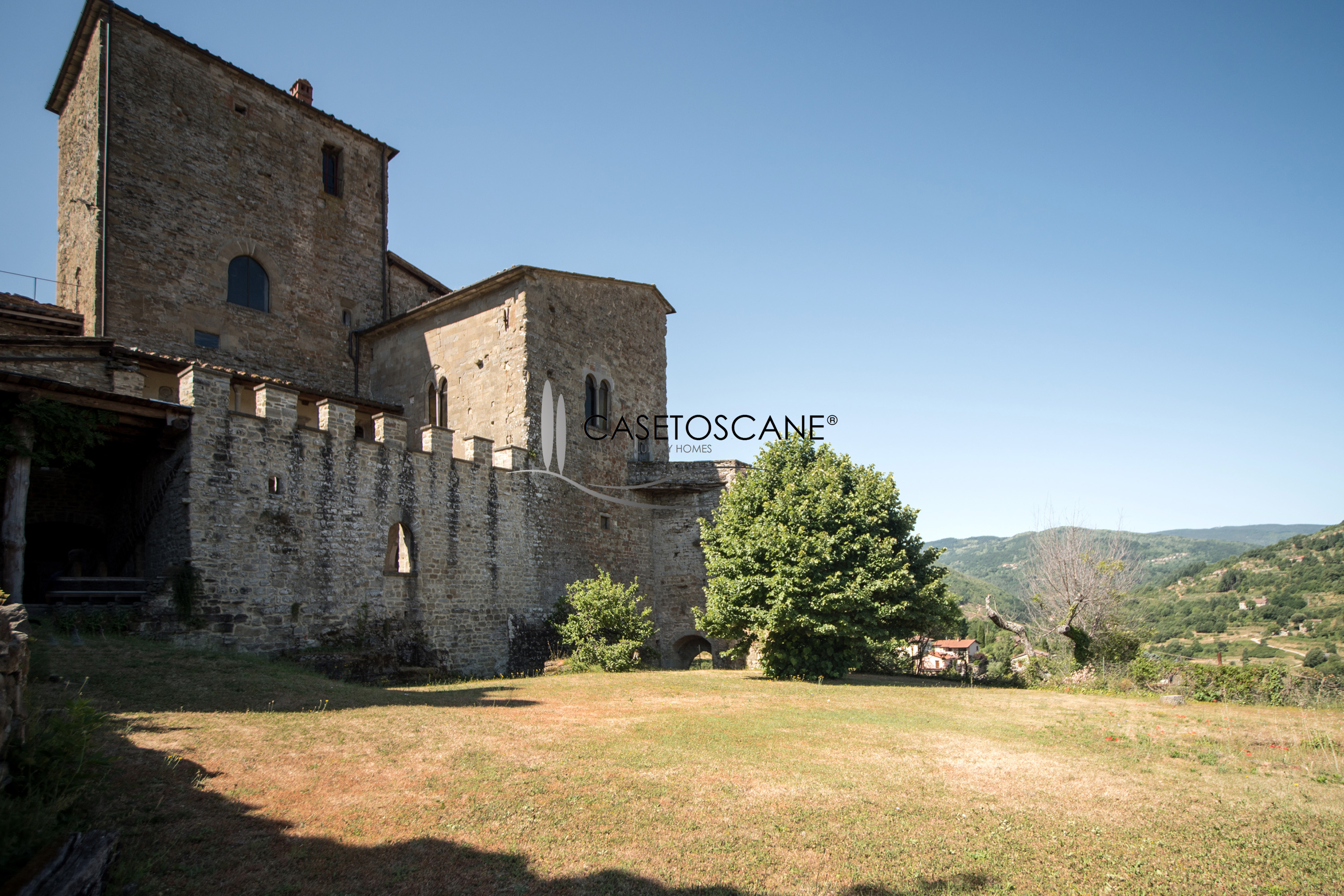 3077 - Antico castello dell'anno 1000 di mq.700 circa in buone condizioni in posizione dominante nella magnifica area del Casentino (AR).