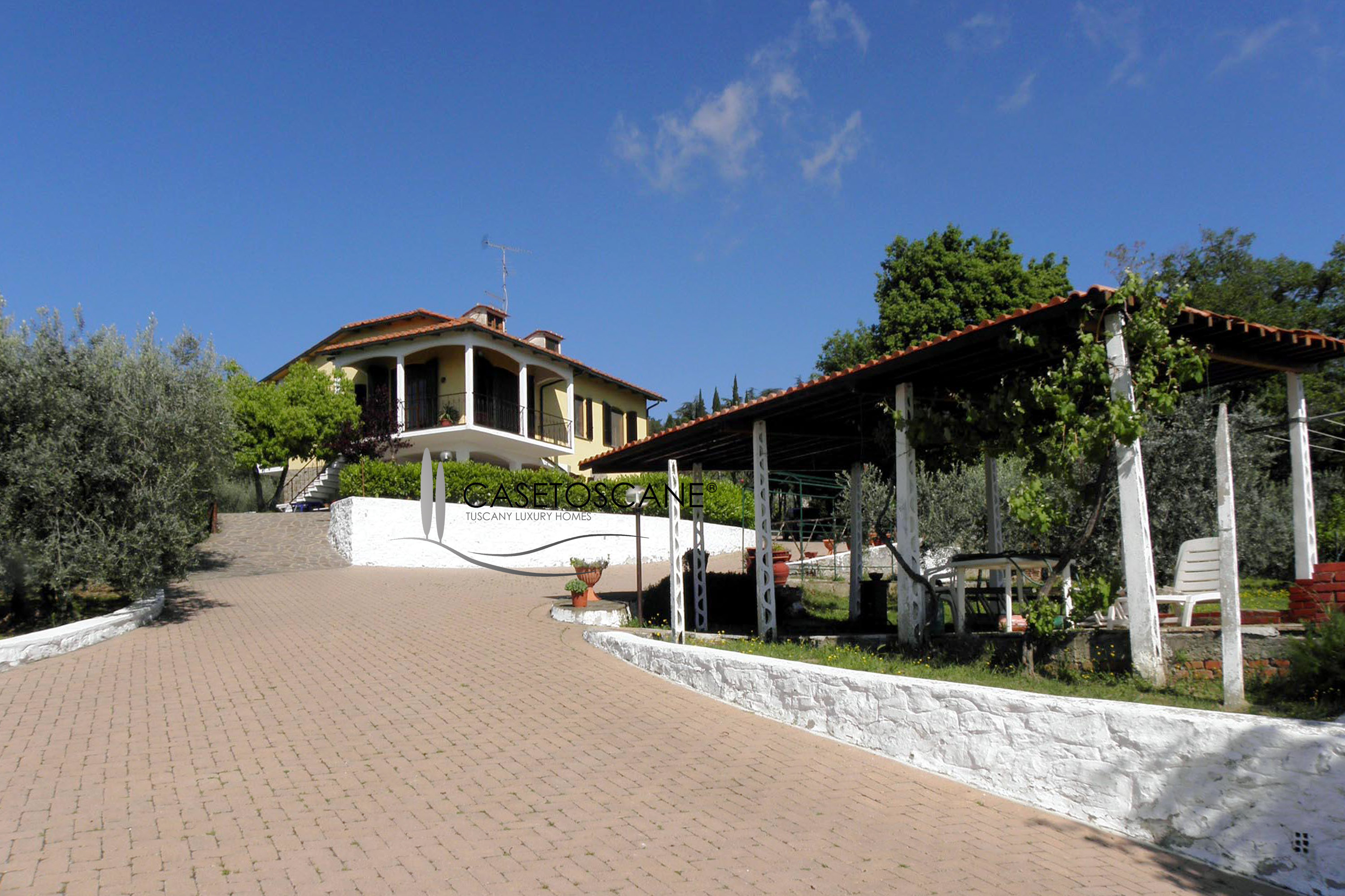 S146 - Villa indipendente di mq.400 con parco di mq.8.000 nelle colline di Viciomaggio (AR) con magnifico panorama.