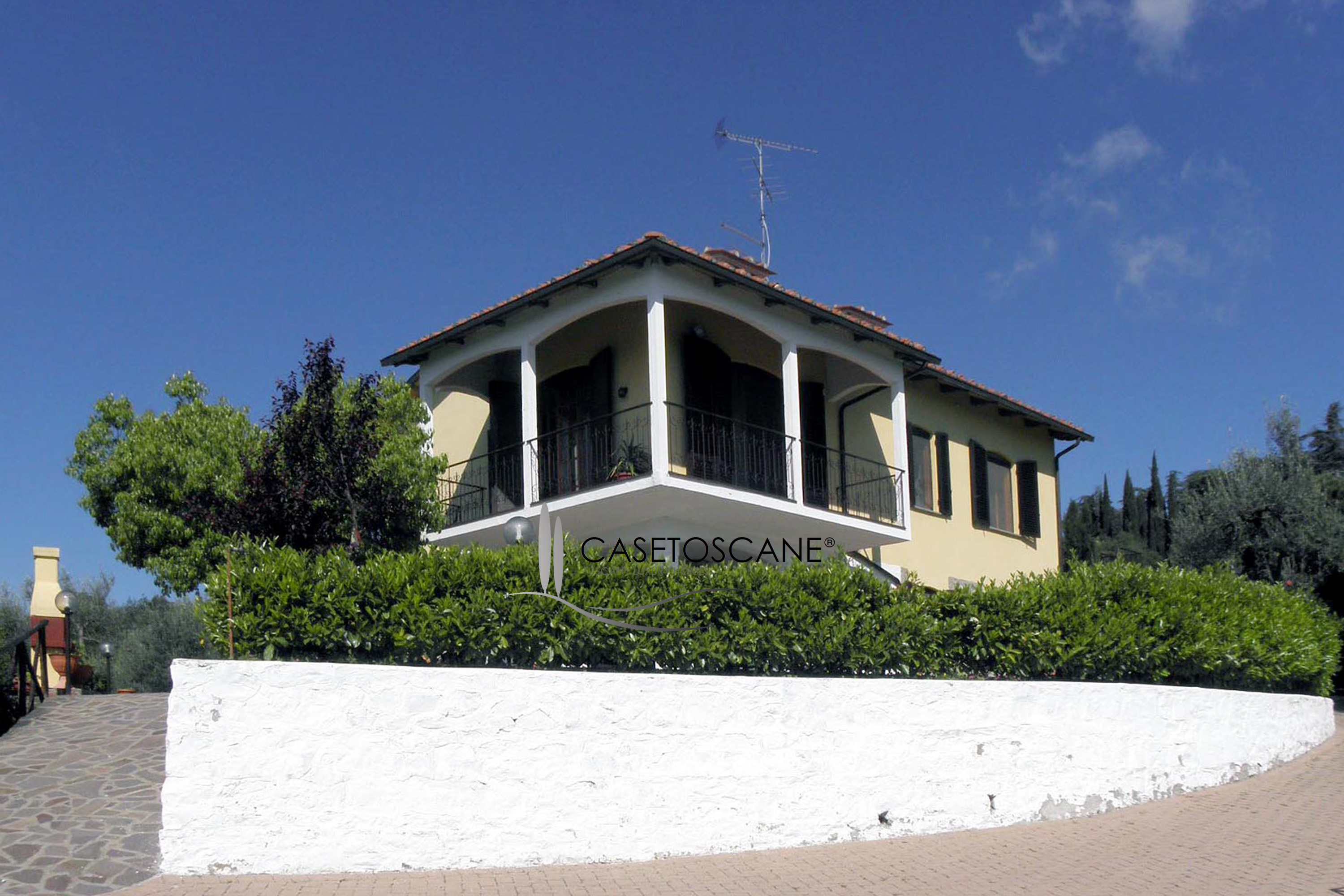 S146 - Villa indipendente di mq.400 con parco di mq.8.000 nelle colline di Viciomaggio (AR) con magnifico panorama.