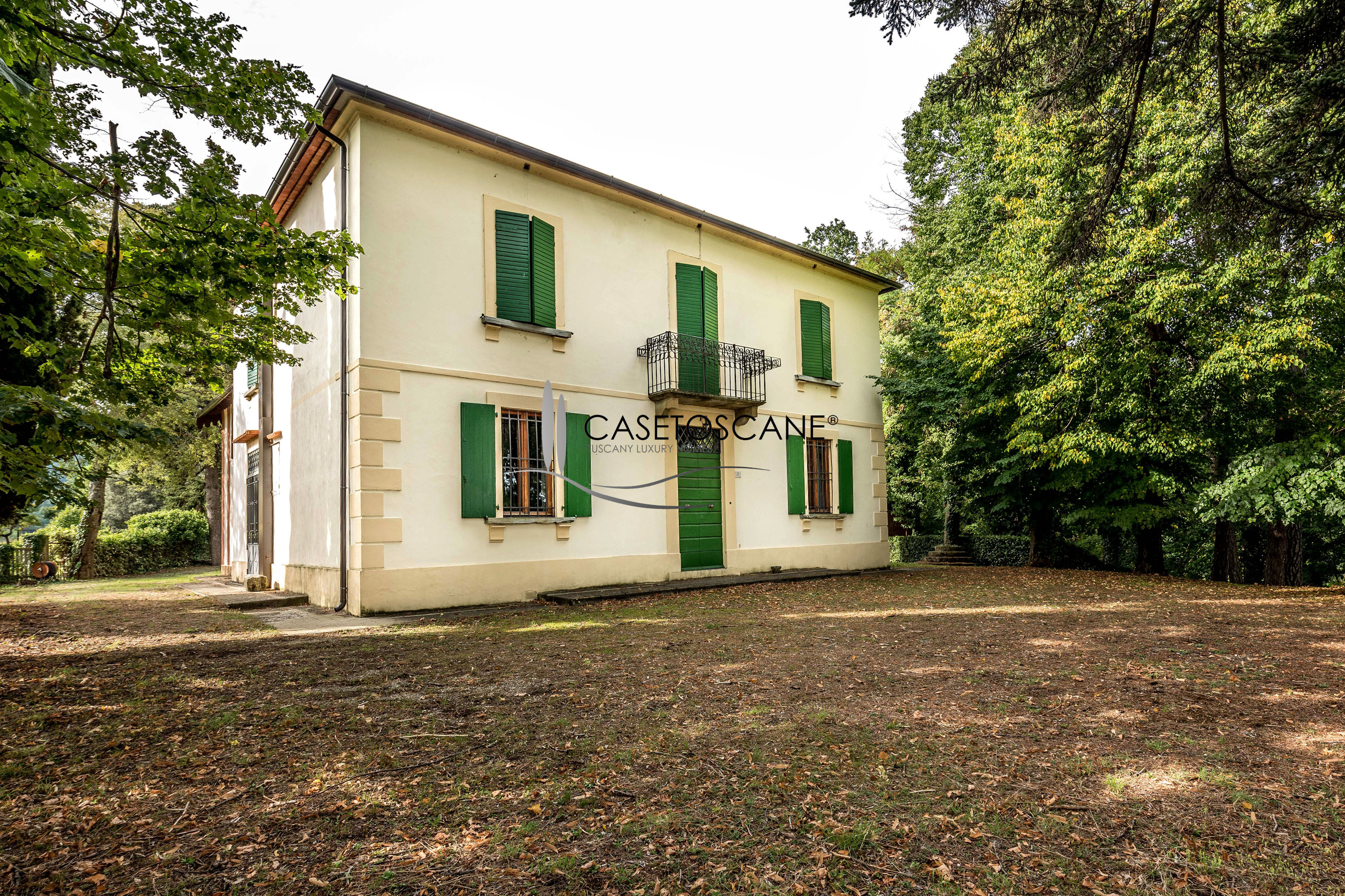 S196 - Villa signorile degli anni '30 con dependance per mq.510 totali e terreno circostante di ha.9 nelle colline di Arezzo.