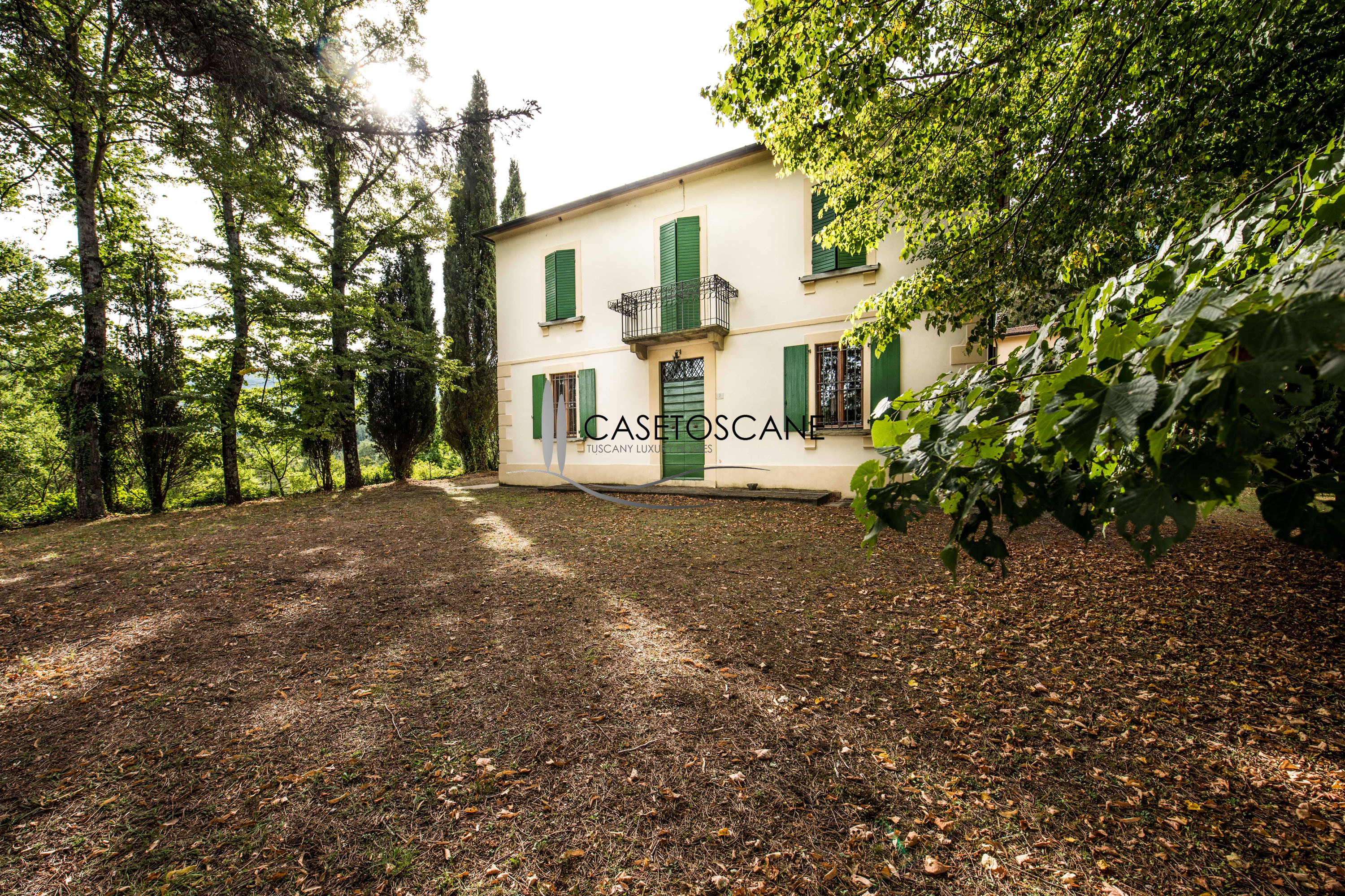 S196 - Villa signorile degli anni '30 con dependance per mq.510 totali e terreno circostante di ha.9 nelle colline di Arezzo.