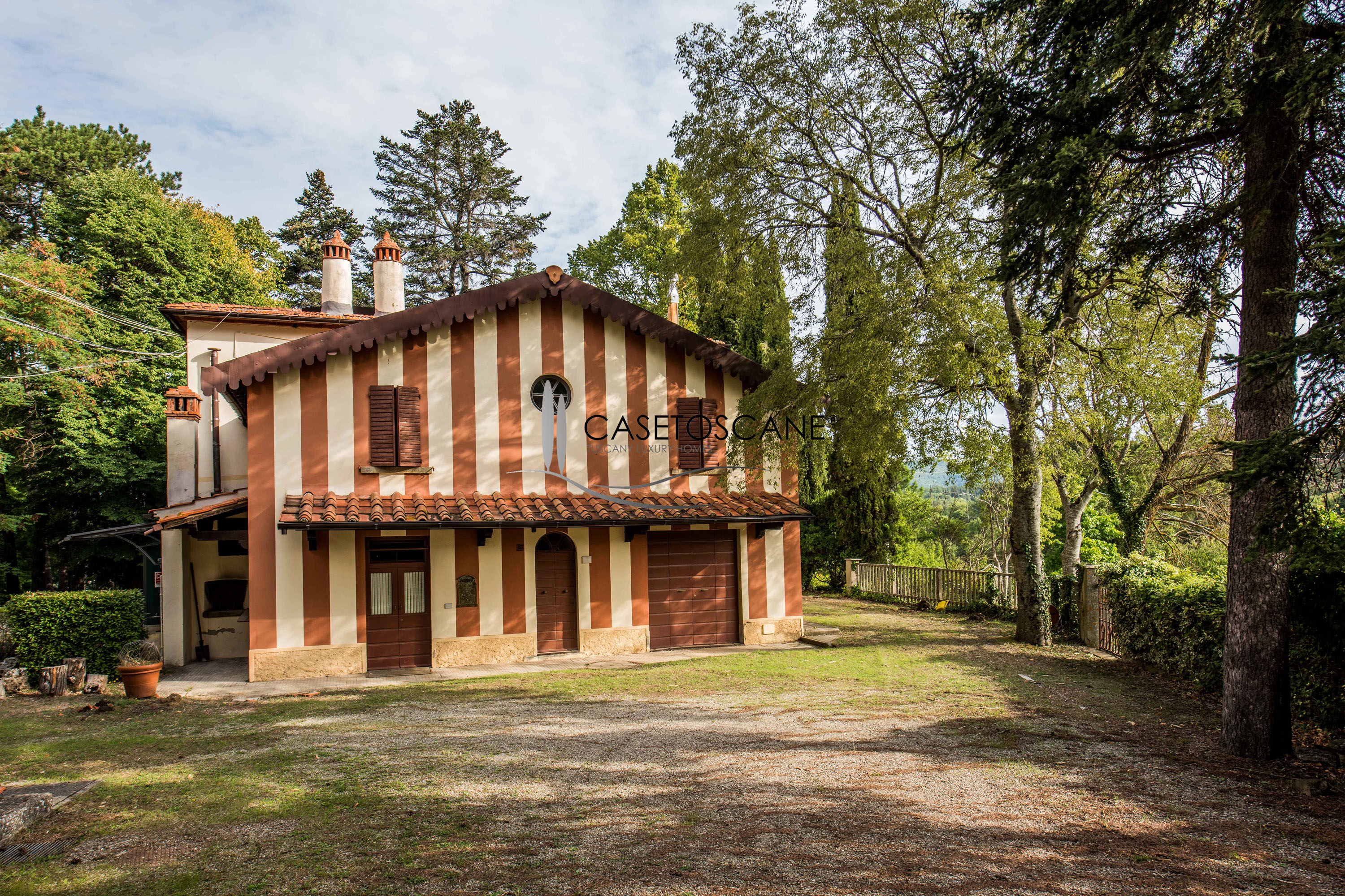 S196 - Villa signorile degli anni '30 con dependance per mq.510 totali e terreno circostante di ha.9 nelle colline di Arezzo.