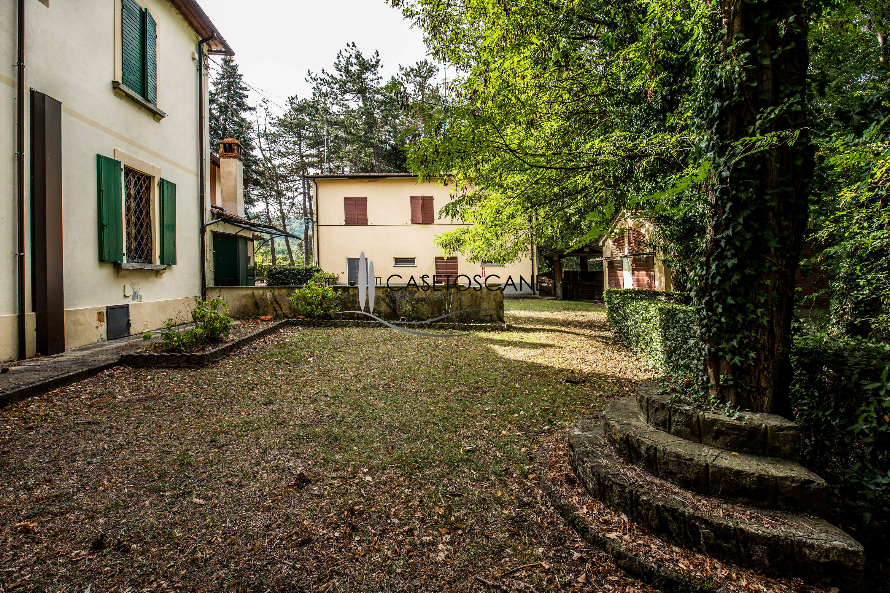 S196 - Villa signorile degli anni '30 con dependance per mq.510 totali e terreno circostante di ha.9 nelle colline di Arezzo.