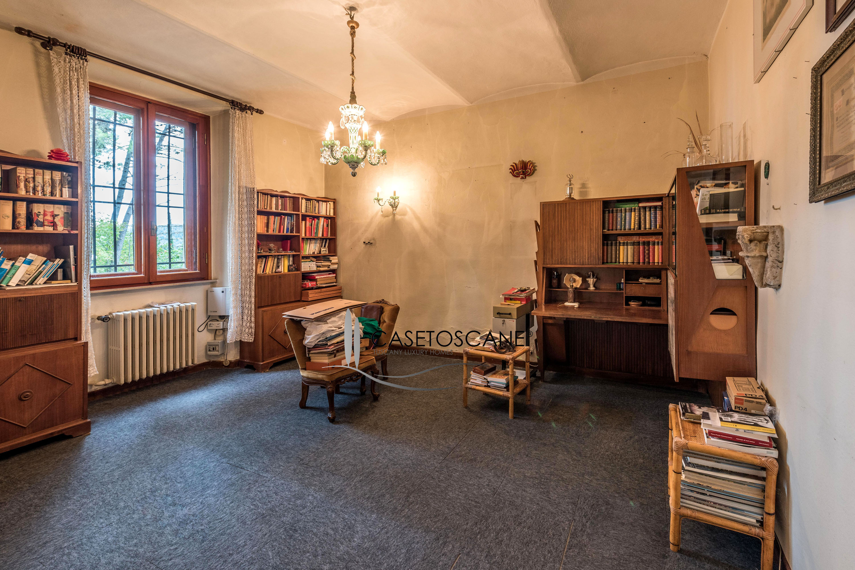 S196 - Villa signorile degli anni '30 con dependance per mq.510 totali e terreno circostante di ha.9 nelle colline di Arezzo.