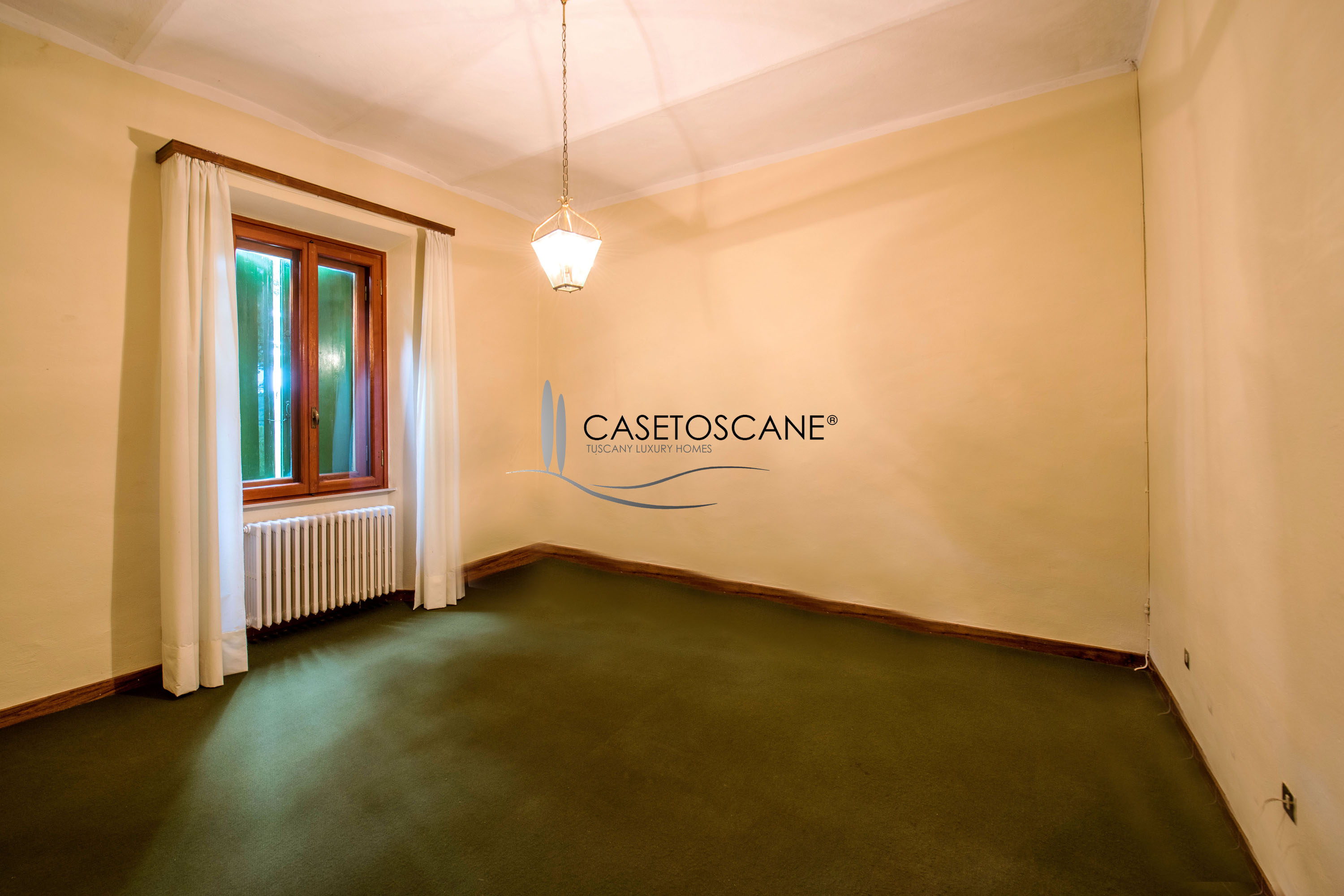 S196 - Villa signorile degli anni '30 con dependance per mq.510 totali e terreno circostante di ha.9 nelle colline di Arezzo.