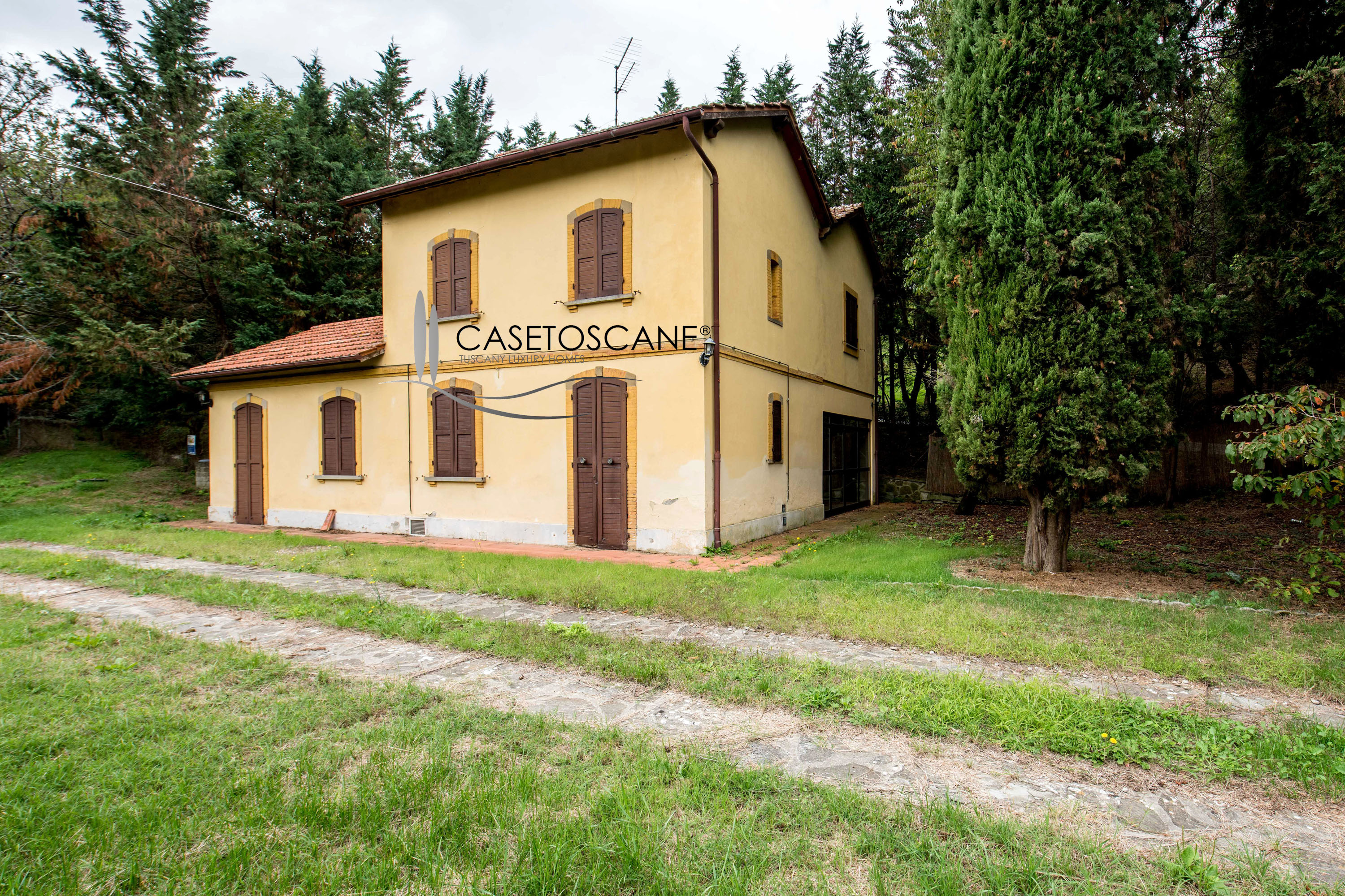 S197 - Immobile unico: ex casello ferroviario trasformato in abitazione di mq.160, parco di mq.4.500 con galleria, nelle colline di Arezzo.